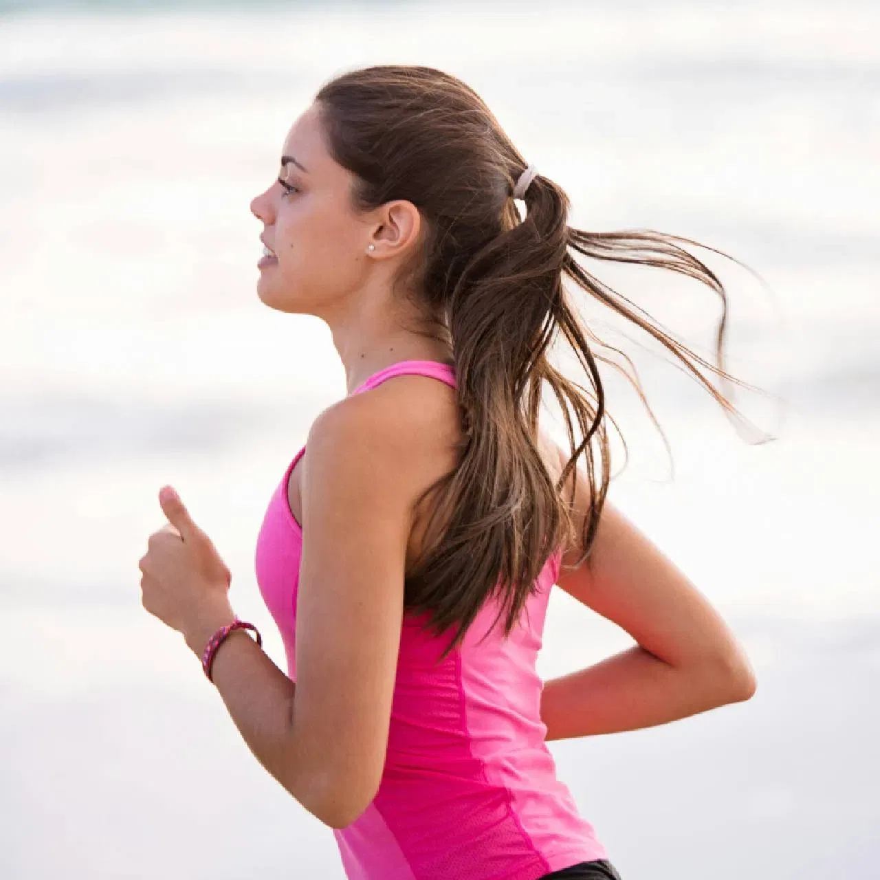 ਜੈਪੁਰ-ਦੀ ਡਾਇਟਿਸ਼ੀਅਨ ਮੇਧਾਵੀ ਗੌਤਮ ਨੇ ਦੱਸਿਆ ਕਿ ਗੰਨੇ ਦੀ ਤਾਸੀਰ ਠੰਢੀ ਹੁੰਦੀ ਹੈ। ਇਸਨੂੰ ਪੀਣ ਨਾਲ ਸਰੀਰ ਨੂੰ ਠੰਡਕ ਮਿਲਦੀ ਹੈ ਅਤੇ ਗਰਮੀਆਂ ਵਿੱਚ ਖਾਸ ਤੌਰ 'ਤੇ ਲਾਭਦਾਇਕ ਹੁੰਦਾ ਹੈ। ਇਸ ਵਿੱਚ ਗਲੂਕੋਜ਼ ਦੀ ਚੰਗੀ ਮਾਤਰਾ ਹੁੰਦੀ ਹੈ, ਇਸ ਲਈ ਇਸਨੂੰ ਪੀਣ ਨਾਲ ਇੰਸਟੈਂਟ ਐਨਰਜੀ ਮਿਲ ਸਕਦੀ ਹੈ। ਹਾਲਾਂਕਿ, ਸ਼ੂਗਰ ਵਾਲੇ ਲੋਕਾਂ ਨੂੰ ਇਸਨੂੰ ਪੀਣ ਤੋਂ ਬਚਣਾ ਚਾਹੀਦਾ ਹੈ।