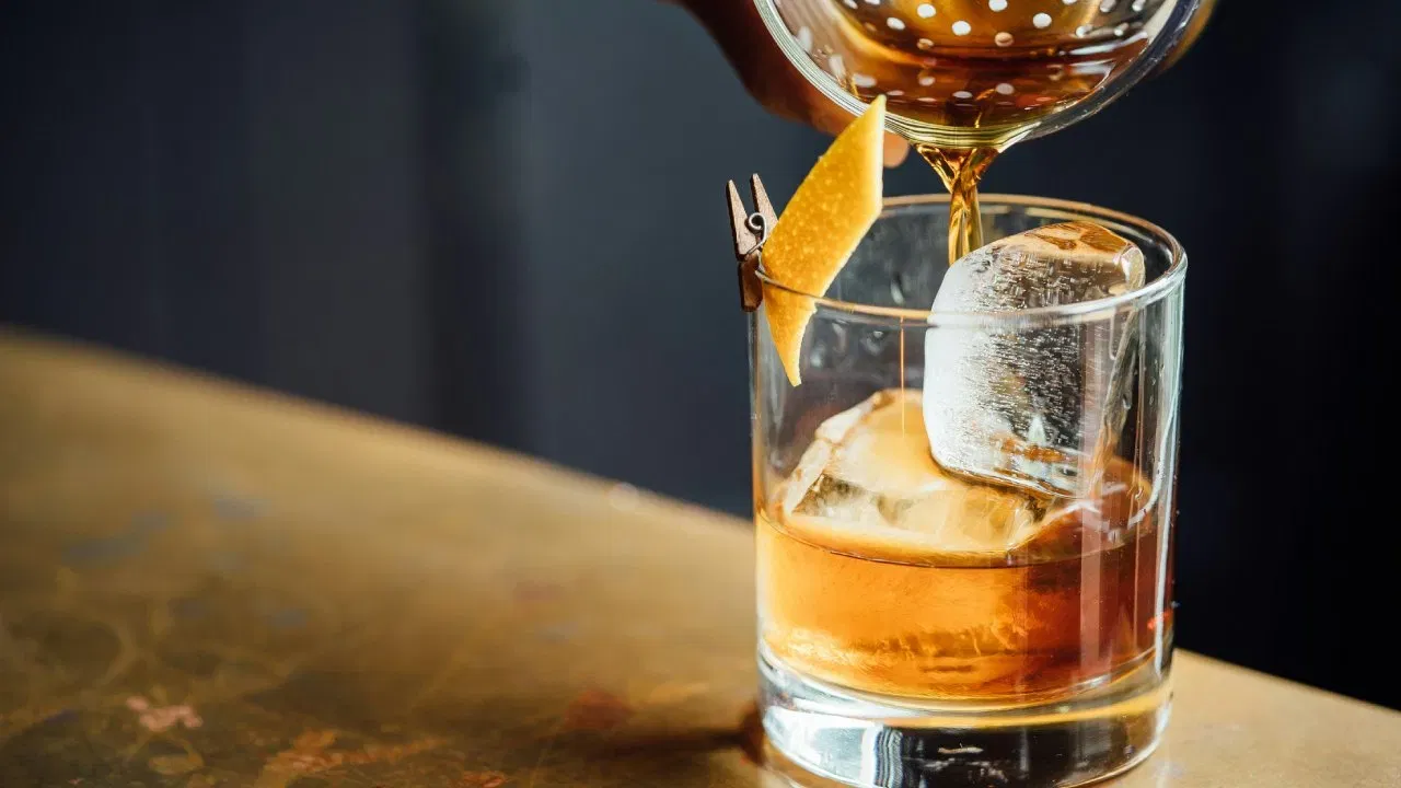 ਪੀਣ ਤੋਂ ਪਹਿਲਾਂ ਦੋ ਵਾਰ ਸੋਚੋ... Wine Expert ਦੇ ਮੁਤਾਬਕ ਇਸ ਡਰਿੰਕ ਵਿੱਚ 75 ਪ੍ਰਤੀਸ਼ਤ ਤੱਕ Alcohol ਹੁੰਦੀ ਹੈ,ਇਸ ਲਈ ਇਸਨੂੰ ਪੀਣ ਤੋਂ ਪਹਿਲਾਂ ਦੋ ਵਾਰ ਸੋਚੋ। Alcohol ਸਟ੍ਰਾਂਗ ਹੁੰਦੀ ​​ਹੈ। ਇਸ ਲਈ ਇਹ Whiskey ਤੋਂ ਵੱਖਰੀ ਹੈ। ਇਸ ਗੱਲ ਨੂੰ ਹਮੇਸ਼ਾ ਧਿਆਨ ਵਿੱਚ ਰੱਖੋ। (Pic: Pixabay)