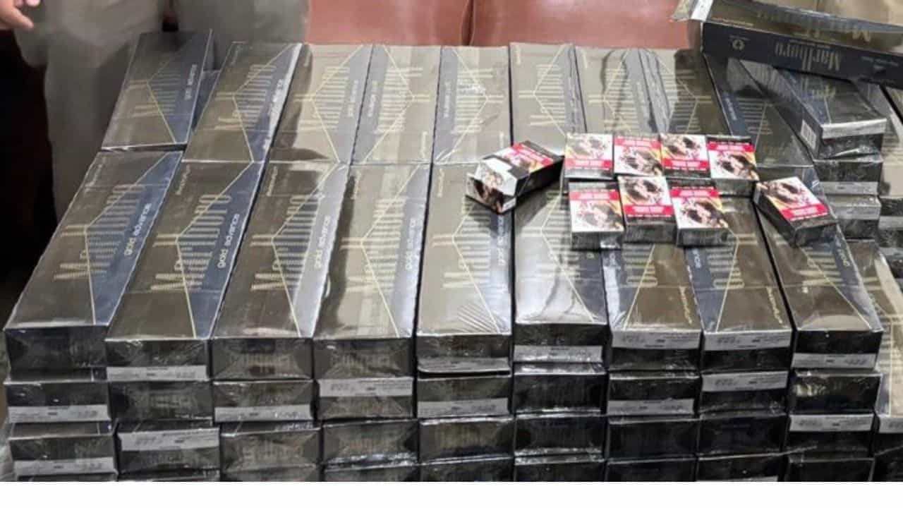 ਕੰਬੋਡੀਆ ਤੋਂ ਯਾਤਰੀ ਲੈ ਕੇ ਆਇਆ ਨਜ਼ਾਇਜ ਸਿਗਰਟ, ਅੰਮ੍ਰਿਤਸਰ ਹਵਾਈ ਅੱਡੇ ਤੇ ਕਸਟਮ ਵਿਭਾਗ ਵੱਲੋਂ ਕਾਰਵਾਈ ਕੰਬੋਡੀਆ ਤੋਂ ਯਾਤਰੀ ਲੈ ਕੇ ਆਇਆ ਨਜ਼ਾਇਜ ਸਿਗਰਟ, ਅੰਮ੍ਰਿਤਸਰ ਹਵਾਈ ਅੱਡੇ ਤੇ ਕਸਟਮ ਵਿਭਾਗ ਵੱਲੋਂ ਕਾਰਵਾਈ