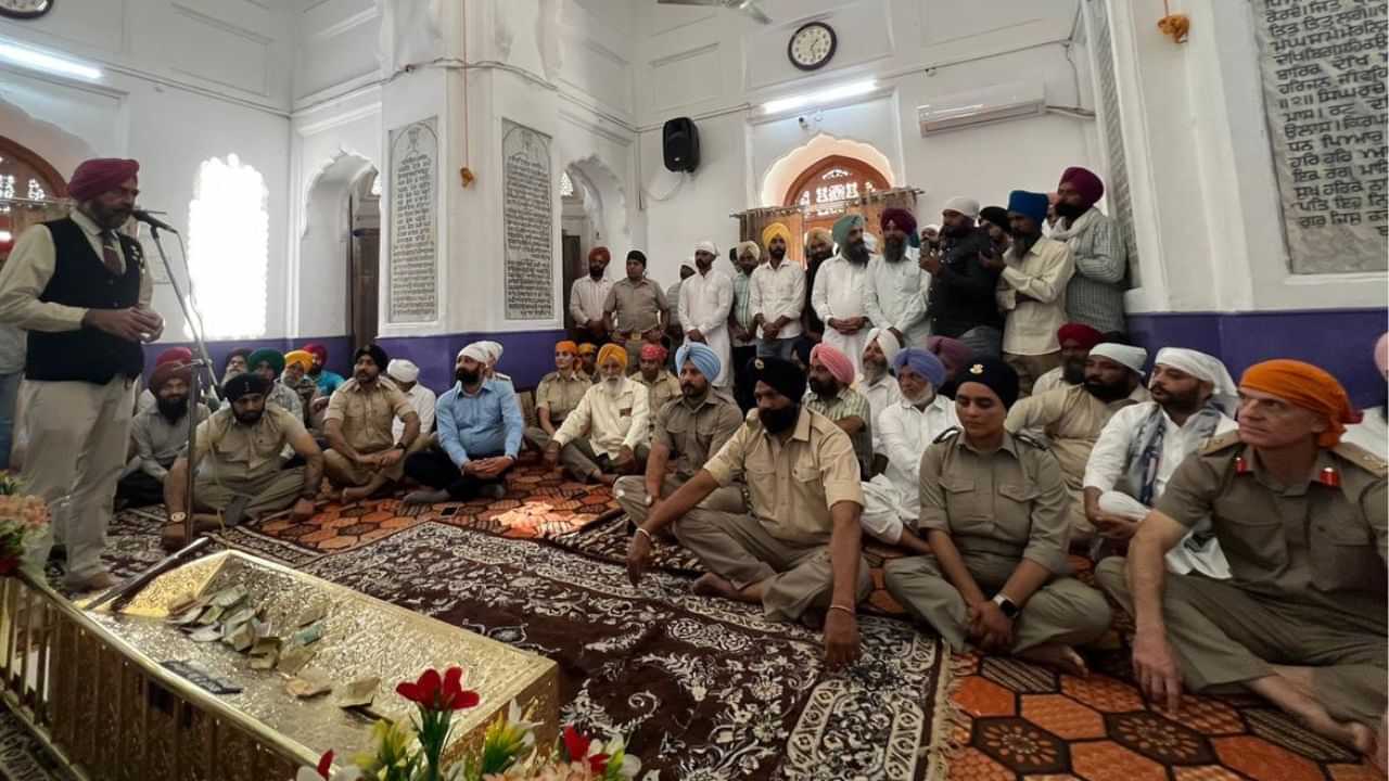 ਫਿਰੋਜ਼ਪੁਰ: ਬ੍ਰਿਟਿਸ਼ ਫ਼ੌਜ ਦੇ ਵਫ਼ਦ ਨੇ ਸਾਰਾਗੜ੍ਹੀ ਦੇ ਸ਼ਹੀਦਾਂ ਨੂੰ ਦਿੱਤੀ ਸ਼ਰਧਾਂਜਲੀ, 21 ਸਿੱਖ ਸ਼ਹੀਦਾਂ ਨੂੰ ਕੀਤਾ ਯਾਦ ਫਿਰੋਜ਼ਪੁਰ: ਬ੍ਰਿਟਿਸ਼ ਫ਼ੌਜ ਦੇ ਵਫ਼ਦ ਨੇ ਸਾਰਾਗੜ੍ਹੀ ਦੇ ਸ਼ਹੀਦਾਂ ਨੂੰ ਦਿੱਤੀ ਸ਼ਰਧਾਂਜਲੀ, 21 ਸਿੱਖ ਸ਼ਹੀਦਾਂ ਨੂੰ ਕੀਤਾ ਯਾਦ