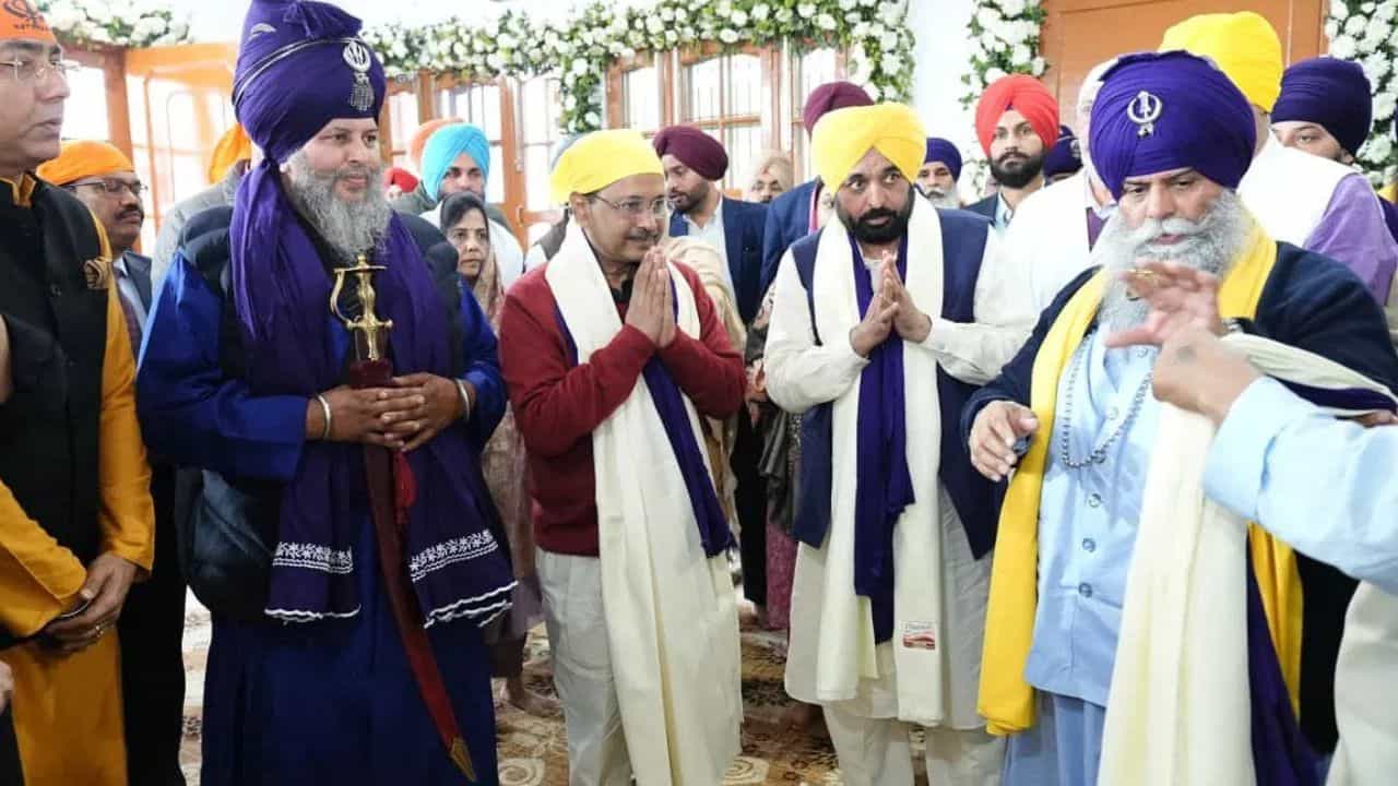 ਸਿੱਖਾਂ ਵਿੱਚ ਕੁਰਬਾਨੀ ਤੇ ਬਹਾਦਰੀ ਦਾ ਜਜ਼ਬਾ... ਸ਼ਹੀਦੀ ਦਿਵਸ ਤੇ ਪੰਜਾਬ ਦੀ ਤਰੱਕੀ ਲਈ CM ਮਾਨ ਤੇ ਕੇਜਰੀਵਾਲ ਨੇ ਕੀਤੀ ਅਰਦਾਸ