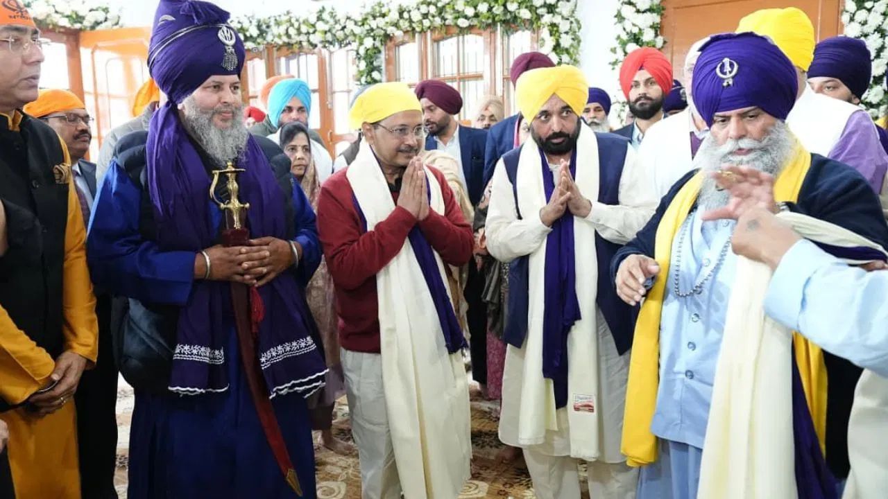 ਸਿੱਖਾਂ ਵਿੱਚ ਕੁਰਬਾਨੀ ਤੇ ਬਹਾਦਰੀ ਦਾ ਜਜ਼ਬਾ... ਸ਼ਹੀਦੀ ਦਿਵਸ 'ਤੇ ਪੰਜਾਬ ਦੀ ਤਰੱਕੀ ਲਈ CM ਮਾਨ ਤੇ ਕੇਜਰੀਵਾਲ ਨੇ ਕੀਤੀ ਅਰਦਾਸ