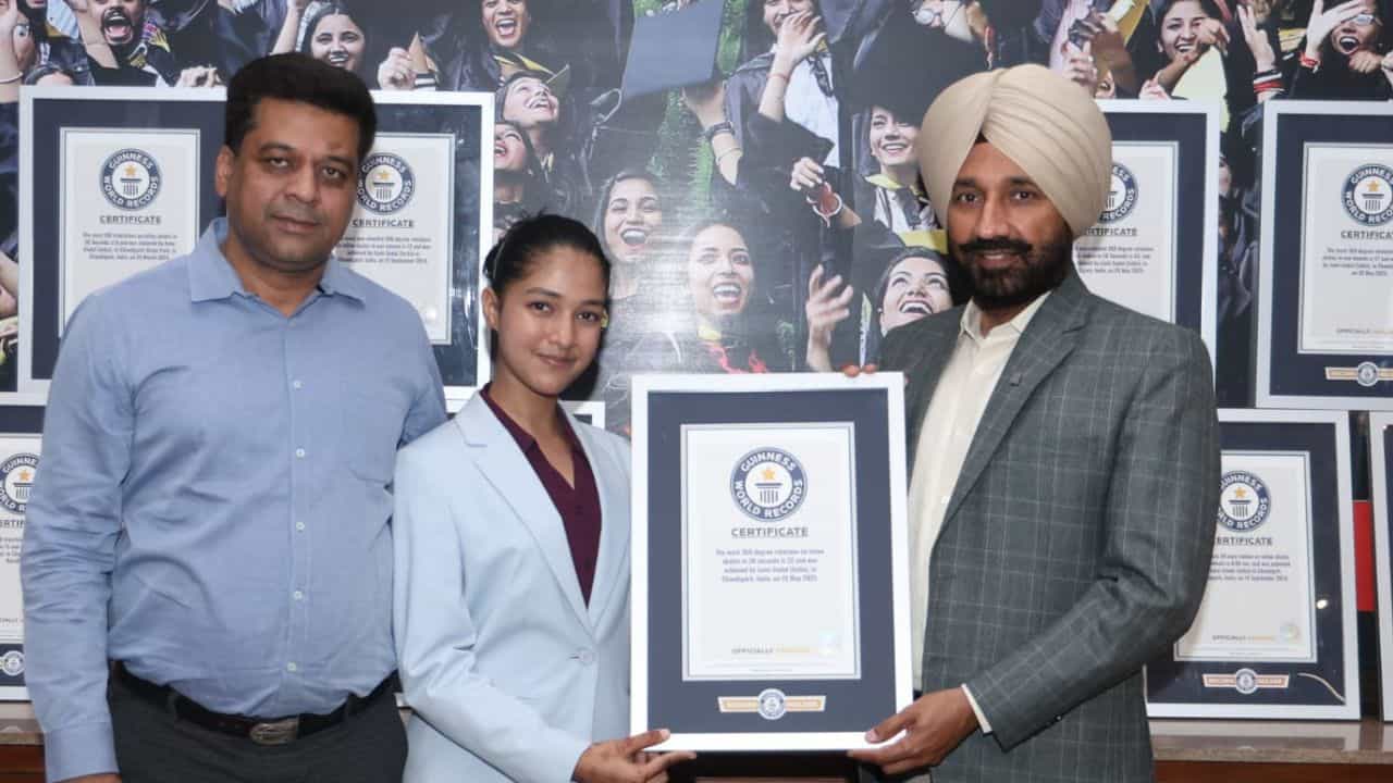 ਚੰਡੀਗੜ੍ਹ ਯੂਨੀਵਰਸਿਟੀ ਨੇ ਮਹਿਲਾ ਖਿਡਾਰੀ ਜਾਨਵੀ ਜਿੰਦਲ ਨੂੰ ਕੀਤਾ ਸਨਮਾਨਿਤ, 11 ਗਿਨੀਜ਼ ਵਰਲਡ ਰਿਕਾਰਡ ਜਿੱਤਣ ਵਾਲੀ ਸਭ ਤੋਂ ਘੱਟ ਉਮਰ ਦੀ ਪਲੇਅਰ ਚੰਡੀਗੜ੍ਹ ਯੂਨੀਵਰਸਿਟੀ ਨੇ ਮਹਿਲਾ ਖਿਡਾਰੀ ਜਾਨਵੀ ਜਿੰਦਲ ਨੂੰ ਕੀਤਾ ਸਨਮਾਨਿਤ, 11 ਗਿਨੀਜ਼ ਵਰਲਡ ਰਿਕਾਰਡ ਜਿੱਤਣ ਵਾਲੀ ਸਭ ਤੋਂ ਘੱਟ ਉਮਰ ਦੀ ਪਲੇਅਰ