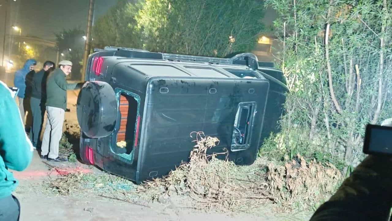 ਦਿੱਲੀ ਵਿੱਚ ਤੇਜ਼ ਰਫ਼ਤਾਰ ਮਰਸੀਡੀਜ਼ ਕਾਰ ਦਾ ਕਹਿਰ, ਤਿੰਨ ਲੋਕਾਂ ਨੂੰ ਮਾਰੀ ਟੱਕਰ; ਇੱਕ ਨੌਜਵਾਨ ਦੀ ਮੌਤ ਦਿੱਲੀ ਵਿੱਚ ਤੇਜ਼ ਰਫ਼ਤਾਰ ਮਰਸੀਡੀਜ਼ ਕਾਰ ਦਾ ਕਹਿਰ, ਤਿੰਨ ਲੋਕਾਂ ਨੂੰ ਮਾਰੀ ਟੱਕਰ; ਇੱਕ ਨੌਜਵਾਨ ਦੀ ਮੌਤ