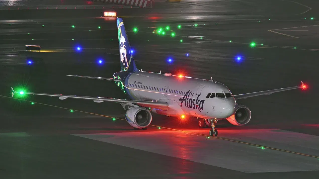 ਇਹਨਾਂ ਲਾਈਟਾਂ ਨੂੰ ਨੈਵੀਗੇਸ਼ਨ ਜਾਂ ਪੋਜੀਸ਼ਨ ਲਾਈਟਸ ਕਿਹਾ ਜਾਂਦਾ ਹੈ। ਇਹ ਲਾਈਟਾਂ ਪਾਇਲਟਾਂ, ਏਅਰ ਟ੍ਰੇਫਿਕ ਕੰਟਰੋਲਰਸ ਅਤੇ ਇੱਥੋਂ ਤੱਕ ਕਿ ਦੂਜੇ ਜਹਾਜ਼ਾਂ ਨੂੰ ਜਹਾਜ਼ ਦੀ ਦਿਸ਼ਾ ਅਤੇ ਗਤੀ ਨਿਰਧਾਰਤ ਕਰਨ ਵਿੱਚ ਮਦਦ ਕਰਦੀਆਂ ਹਨ। ਆਓ ਇਹਨਾਂ ਬਾਰੇ ਸਭ ਕੁਝ ਜਾਣੀਏ।