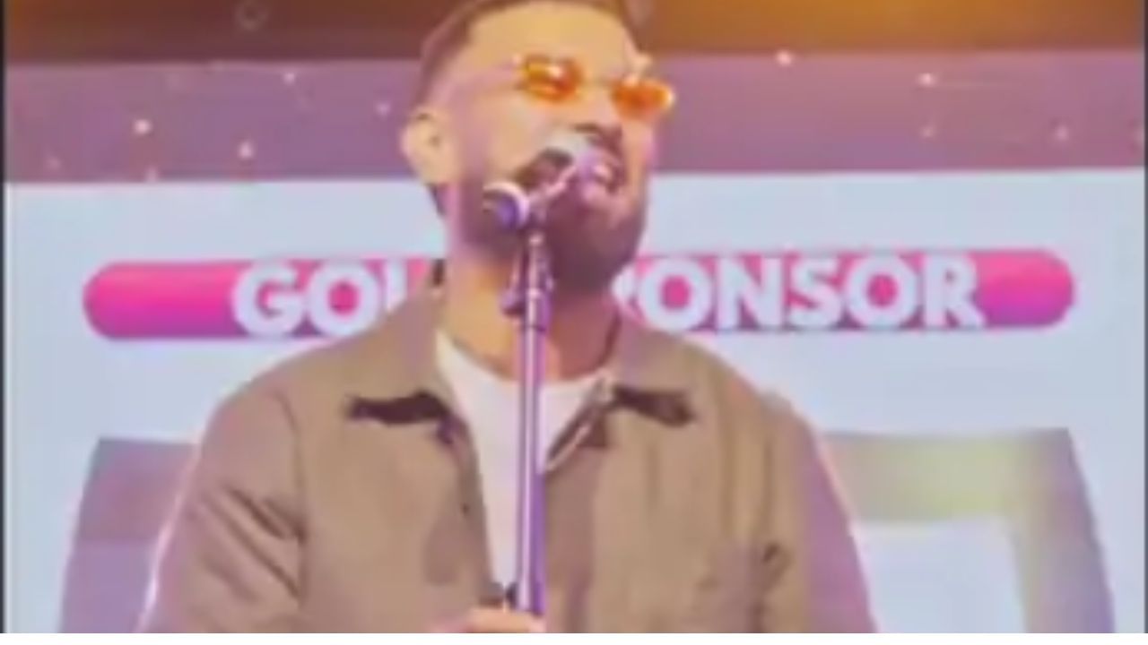 ਪੰਜਾਬੀ ਗਾਇਕ ਗੈਰੀ ਸੰਧੂ ਵਿਵਾਦਾਂ ਵਿੱਚ ਘਿਰੇ, ਸ਼ਿਵ ਸੈਨਾ ਬੋਲੀ - ਚਲੋ ਬੁਲਾਵਾ ਆਇਆ ਹੈ, ਟਰੰਪ ਨੇ ਬੁਲਾਇਆ ਹੈ ਗਾ ਕੇ ਪਹੁੰਚਾਈ ਭਾਵਨਾਵਾਂ ਨੂੰ ਠੇਸ