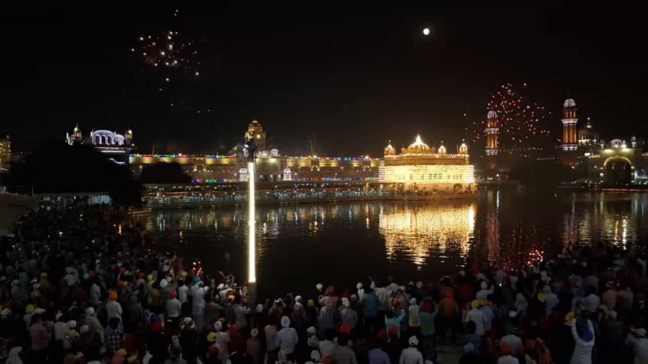 ਦਰਬਾਰ ਸਾਹਿਬ ਵਿਖੇ ਸ਼ਾਨਦਾਰ ਆਤਿਸ਼ਬਾਜ਼ੀ, 1 ਲੱਖ ਦੀਵੇ ਜਗਾਏ; ਪ੍ਰਕਾਸ਼ ਪੁਰਬ ਦੀਆਂ ਰੌਣਕਾਂ