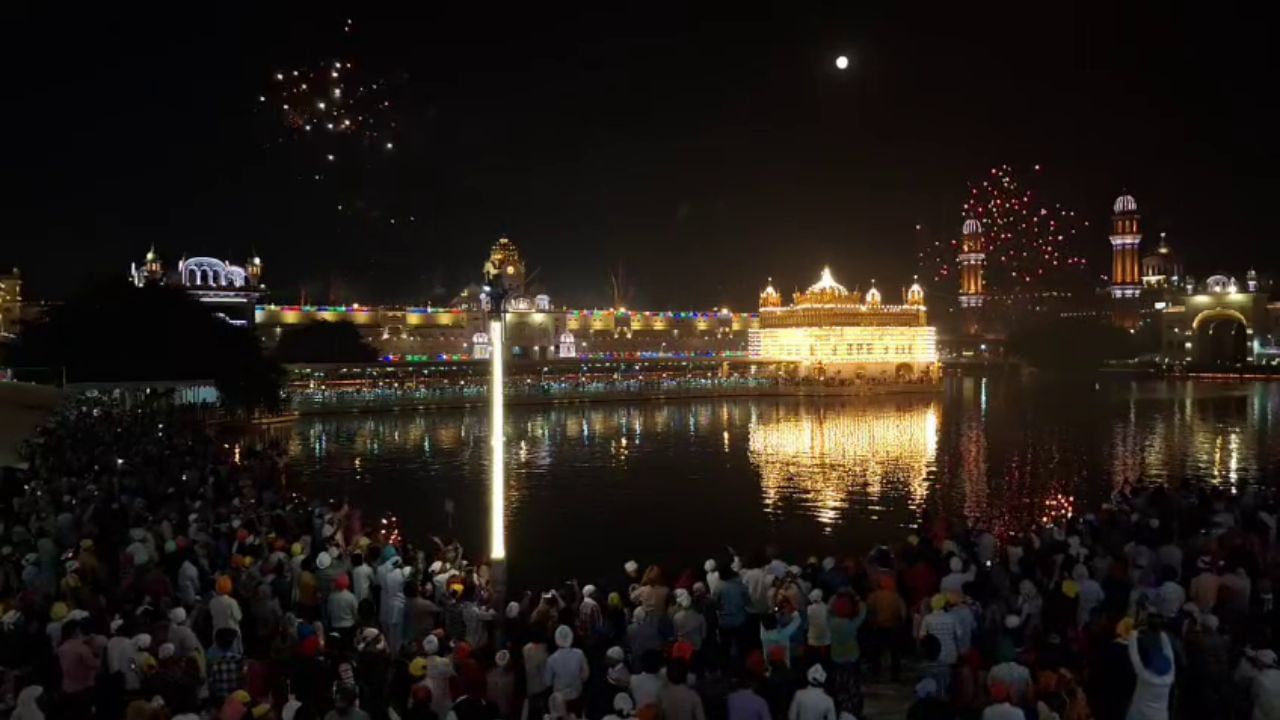 ਦਰਬਾਰ ਸਾਹਿਬ ਵਿਖੇ ਸ਼ਾਨਦਾਰ ਆਤਿਸ਼ਬਾਜ਼ੀ, 1 ਲੱਖ ਦੀਵੇ ਜਗਾਏ; ਪ੍ਰਕਾਸ਼ ਪੁਰਬ ਦੀਆਂ ਰੌਣਕਾਂ