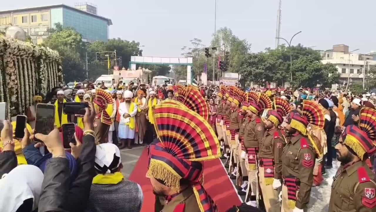 350ਵੇਂ ਸ਼ਹੀਦੀ ਦਿਹਾੜੇ ਤੇ ਨਗਰ ਕੀਰਤਨ, ਜਲੰਧਰ ਦੇ ਲੋਕਾਂ ਵਿੱਚ ਭਾਰੀ ਉਤਸ਼ਾਹ, ਪੁਲਿਸ ਨੇ ਦਿੱਤਾ ਗਾਰਡ ਆਫ਼ ਆਨਰ