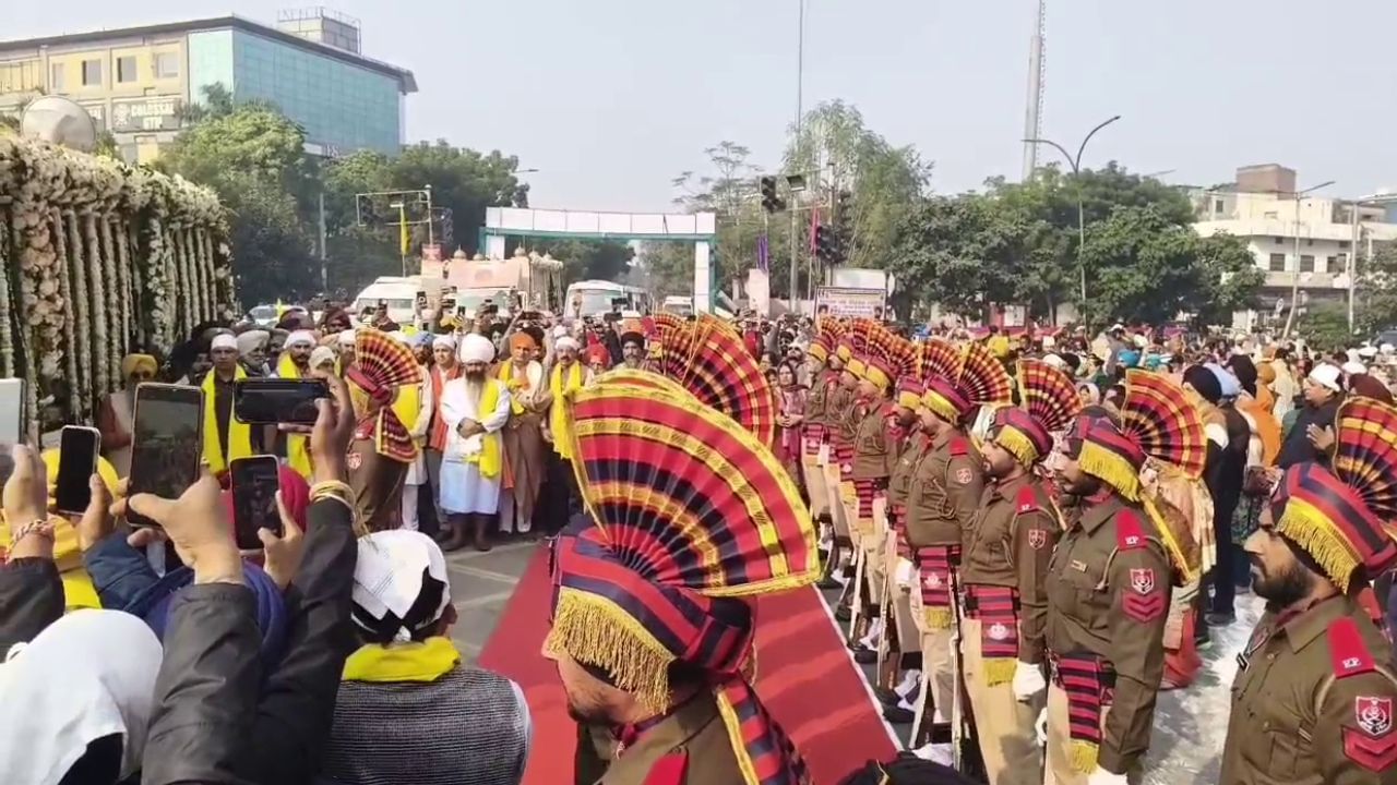 350ਵੇਂ ਸ਼ਹੀਦੀ ਦਿਹਾੜੇ ਤੇ ਨਗਰ ਕੀਰਤਨ, ਜਲੰਧਰ ਦੇ ਲੋਕਾਂ ਵਿੱਚ ਭਾਰੀ ਉਤਸ਼ਾਹ, ਪੁਲਿਸ ਨੇ ਦਿੱਤਾ ਗਾਰਡ ਆਫ਼ ਆਨਰ