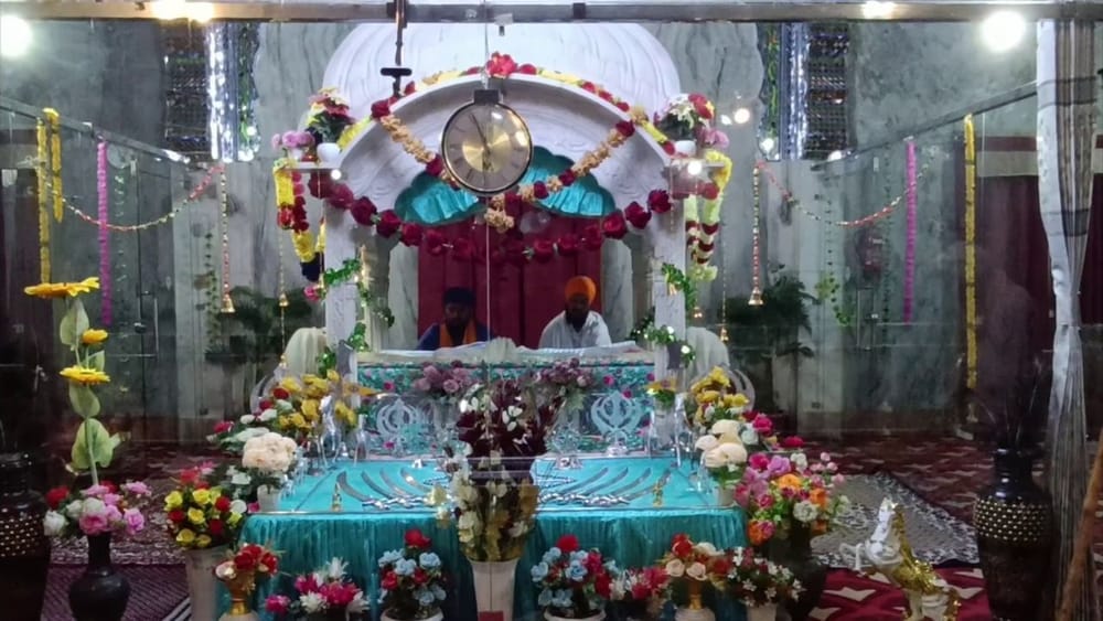 ਇਸੇ ਕਰਕੇ ਵਿਸਾਖੀ ਨੂੰ ਸਿੱਖਾਂ ਲਈ ਸਭ ਤੋਂ ਮਹੱਤਵਪੂਰਨ ਦਿਨ ਮੰਨਿਆ ਜਾਂਦਾ ਹੈ। ਇਸ ਦਿਨ ਗੁਰੂ ਗੋਬਿੰਦ ਸਿੰਘ ਜੀ ਨੇ ਆਮ ਲੋਕਾਂ ਨੂੰ ਸਿਪਾਹੀਆਂ ਵਿੱਚ ਬਦਲ ਦਿੱਤਾ ਸੀ। ਇਸ ਖਾਸ ਦਿਨ, ਉਨ੍ਹਾਂ ਨੇ ਸਿੱਖਾਂ ਨੂੰ ਪੰਜ ਕਕਾਰਾਂ ਕੇਸ, ਕੜਾ, ਕਿਰਪਾਨ, ਕੰਘਾ ਅਤੇ ਕਛਹਿਰਾ ਪਹਿਨਣ ਦਾ ਆਦੇਸ਼ ਦਿੱਤਾ:, ਜੋ ਅਜੇ ਵੀ ਸਿੱਖ ਪਛਾਣ ਦਾ ਜ਼ਰੂਰੀ ਹਿੱਸਾ ਮੰਨੇ ਜਾਂਦੇ ਹਨ।