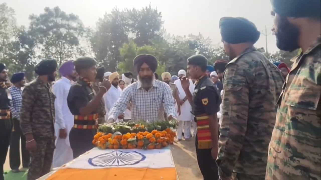 ਬਰਨਾਲਾ ਦੇ ਜਵਾਨ ਜਗਸੀਰ ਸਿੰਘ ਦਾ ਅੰਤਿਮ ਸਸਕਾਰ, ਸ਼੍ਰੀਨਗਰ ਚ ਡਿਊਟੀ ਦੌਰਾਨ ਗਈ ਸੀ ਜਾਨ, ਫੌਜੀ ਸਨਮਾਨਾਂ ਨਾਲ ਕੀਤਾ ਗਿਆ ਵਿਦਾ