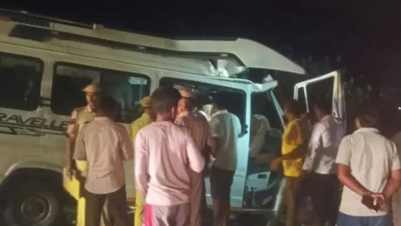 ਜੋਧਪੁਰ ਚ ਭਿਆਨਕ ਸੜਕ ਹਾਦਸਾ, ਖੜ੍ਹੇ ਟ੍ਰੇਲਰ ਨਾਲ ਟਕਰਾਈ ਸ਼ਰਧਾਲੂਆਂ ਨਾਲ ਭਰੀ ਗੱਡੀ; 15 ਦੀ ਮੌਤ ਜੋਧਪੁਰ ਚ ਭਿਆਨਕ ਸੜਕ ਹਾਦਸਾ, ਖੜ੍ਹੇ ਟ੍ਰੇਲਰ ਨਾਲ ਟਕਰਾਈ ਸ਼ਰਧਾਲੂਆਂ ਨਾਲ ਭਰੀ ਗੱਡੀ; 15 ਦੀ ਮੌਤ