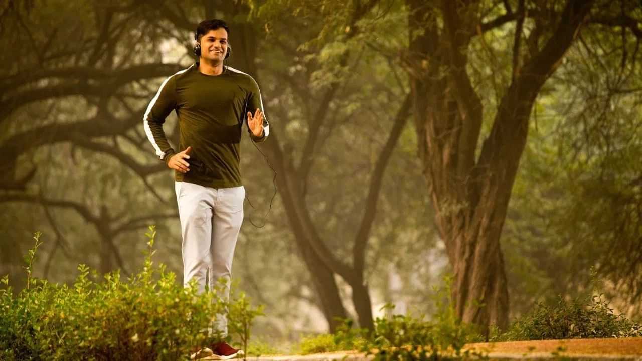 ਸਰਦੀਆਂ ਦੀ ਸਵੇਰ ਨੂੰ ਦੌੜਨ ਜਾਂ ਸੈਰ ਕਰਨ ਤੋਂ ਪਹਿਲਾਂ ਕਿਹੜੀਆਂ ਗੱਲਾਂ ਦਾ ਧਿਆਨ ਰੱਖਣਾ ਚਾਹੀਦਾ ਹੈ? ਸਰਦੀਆਂ ਦੀ ਸਵੇਰ ਨੂੰ ਦੌੜਨ ਜਾਂ ਸੈਰ ਕਰਨ ਤੋਂ ਪਹਿਲਾਂ ਕਿਹੜੀਆਂ ਗੱਲਾਂ ਦਾ ਧਿਆਨ ਰੱਖਣਾ ਚਾਹੀਦਾ ਹੈ?