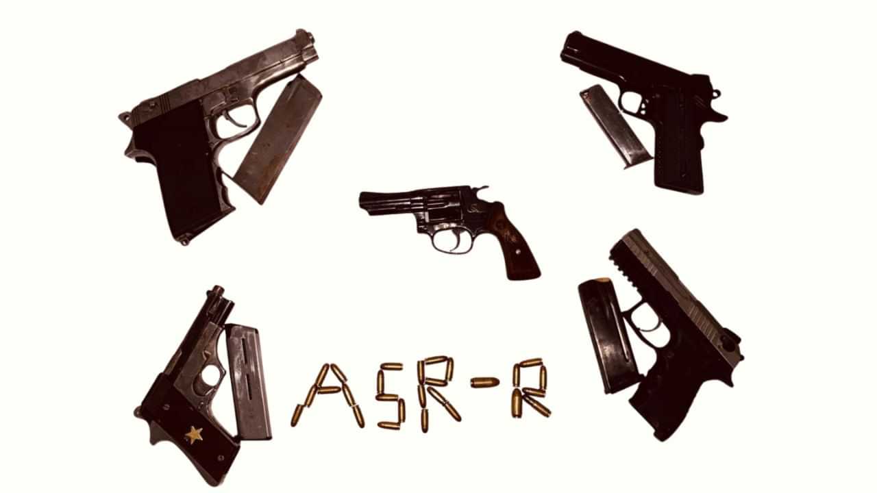 ਅੰਮ੍ਰਿਤਸਰ ਪੁਲਿਸ ਨੂੰ ਮਿਲੀ ਸਫਲਤਾ: NRI ਕਤਲ ਦੇ ਦੋ ਮੁਲਜ਼ਮ ਗ੍ਰਿਫ਼ਤਾਰ,ਵੱਡੀ ਗਿਣਤੀ ਚ ਹਥਿਆਰ ਬਰਾਮਦ ਅੰਮ੍ਰਿਤਸਰ ਪੁਲਿਸ ਨੂੰ ਮਿਲੀ ਸਫਲਤਾ: NRI ਕਤਲ ਦੇ ਦੋ ਮੁਲਜ਼ਮ ਗ੍ਰਿਫ਼ਤਾਰ,ਵੱਡੀ ਗਿਣਤੀ ਚ ਹਥਿਆਰ ਬਰਾਮਦ