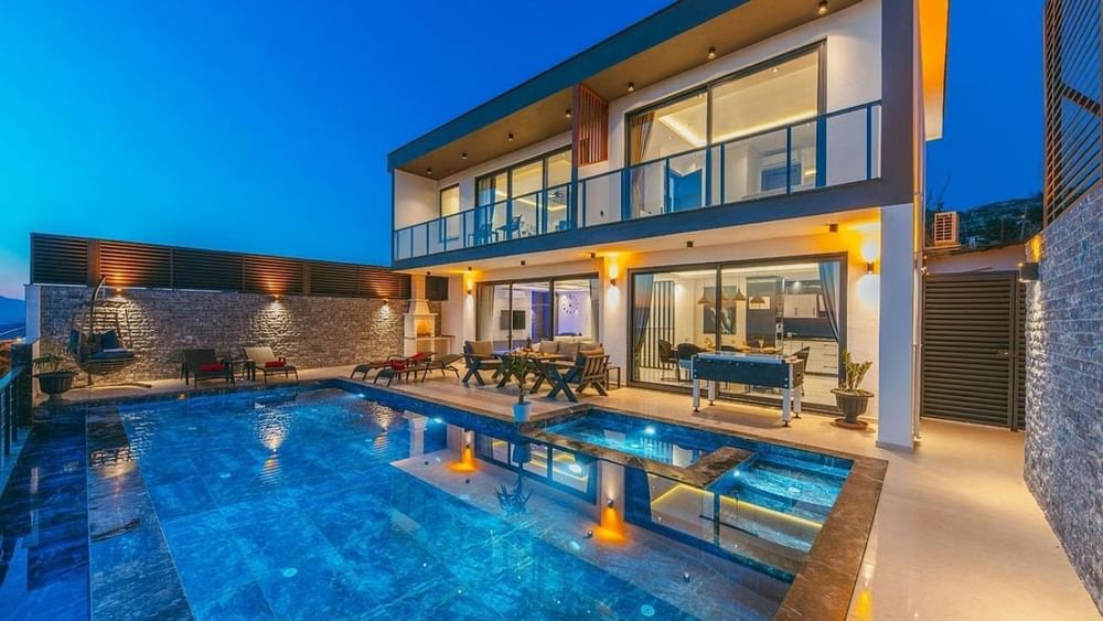 ਅਮਰੀਕੀ ਰਾਸ਼ਟਰਪਤੀ ਡੋਨਾਲਡ ਟਰੰਪ ਦੇ ਪੁੱਤਰ ਜੂਨੀਅਰ ਟਰੰਪ, ਇੱਕ ਹਾਈ-ਪ੍ਰੋਫਾਈਲ ਵਿਆਹ ਵਿੱਚ ਸ਼ਾਮਲ ਹੋਣ ਲਈ ਭਾਰਤ ਆਏ ਹੋਏ ਹਨ। ਉਹ ਅਰਬਪਤੀ ਰਾਜੂ ਮੰਟੇਨਾ ਦੀ ਧੀ ਨੇਤਰਾ ਮੰਟੇਨਾ ਦੇ ਵਿਆਹ ਵਿੱਚ ਸ਼ਾਮਲ ਹੋ ਰਹੇ ਹਨ।  ਮੰਟੇਨਾ ਇੱਕ ਪ੍ਰਮੁੱਖ ਅਮਰੀਕੀ ਉੱਦਮੀ ਹਨ ਉਹਨਾਂ ਦਾ ਸਬੰਧ ਭਾਰਤ ਦੇ ਦੱਖਣੀ ਇਲਾਕੇ ਨਾਲ ਹੈ। ਵਿਆਹ ਸਮਾਰੋਹ ਇੰਨਾ ਸ਼ਾਨਦਾਰ ਹੈ ਕਿ ਬਹੁਤ ਸਾਰੇ ਮਸ਼ਹੂਰ ਕਲਾਕਾਰਾਂ ਅਤੇ ਪਤਵੰਤਿਆਂ ਦੇ ਸ਼ਾਮਲ ਹੋਣ ਦੀ ਉਮੀਦ ਹੈ। ਟਰੰਪ ਜੂਨੀਅਰ ਦੀ ਮੌਜੂਦਗੀ ਨੇ ਸਮਾਗਮ ਵਿੱਚ ਹੋਰ ਵੀ ਰੌਣਕ ਲਿਆਂਦੀ ਹੈ।