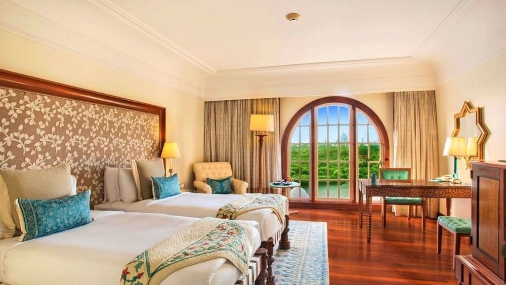 ਆਪਣੀ ਫੇਰੀ ਲਈ, ਟਰੰਪ ਜੂਨੀਅਰ ਨੇ ਆਗਰਾ ਦੇ ਮਸ਼ਹੂਰ ਪੰਜ-ਸਿਤਾਰਾ ਹੋਟਲ, ਦ ਓਬਰਾਏ ਅਮਰਵਿਲਾਸ ਨੂੰ ਚੁਣਿਆ ਹੈ। ਇਹ ਹੋਟਲ ਆਪਣੀ ਸ਼ਾਨਦਾਰ ਸਥਿਤੀ ਲਈ ਜਾਣਿਆ ਜਾਂਦਾ ਹੈ, ਕਿਉਂਕਿ ਇਹ ਤਾਜ ਮਹਿਲ ਦੇ ਨਾਲ ਲੱਗਿਆ ਹੈ। ਹੋਟਲ ਦਾ ਡਿਜ਼ਾਈਨ ਇਸਦੇ ਕਮਰਿਆਂ ਨੂੰ ਦੁਨੀਆ ਦੇ ਇਸ ਅਜੂਬੇ ਦੇ ਸ਼ਾਨਦਾਰ ਦ੍ਰਿਸ਼ ਪੇਸ਼ ਕਰਨ ਦੀ ਆਗਿਆ ਦਿੰਦਾ ਹੈ, ਜਿਸ ਨਾਲ ਇਹ ਖੇਤਰ ਦੇ ਸਭ ਤੋਂ ਵਿਸ਼ੇਸ਼ ਹੋਟਲਾਂ ਵਿੱਚੋਂ ਇੱਕ ਹੈ।