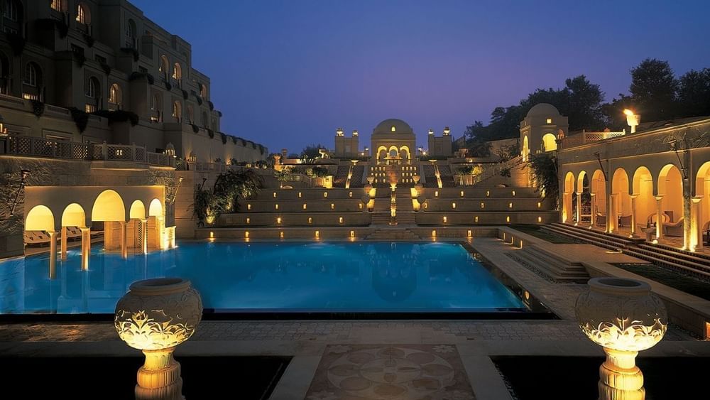 ਇਸ ਸੂਟ ਦੀ ਸਭ ਤੋਂ ਦਿਲਚਸਪ ਵਿਸ਼ੇਸ਼ਤਾ ਤਾਜ ਮਹਿਲ ਦਾ ਸਿੱਧਾ ਦ੍ਰਿਸ਼ ਹੈ। ਸੂਟ ਦਾ ਡਿਜ਼ਾਈਨ ਮੁਗਲ-ਪ੍ਰੇਰਿਤ ਹੈ, ਅਤੇ ਹਰ ਕੋਨੇ ਨੂੰ ਸ਼ਾਹੀ ਅਤੇ ਅੰਤਮ ਆਰਾਮ ਪ੍ਰਦਾਨ ਕਰਨ ਲਈ ਤਿਆਰ ਕੀਤਾ ਗਿਆ ਹੈ। "ਕੋਹਿਨੂਰ ਸੂਟ" ਦੀ ਕੀਮਤ ਲਗਭਗ ₹11 ਲੱਖ ਪ੍ਰਤੀ ਰਾਤ ਹੈ, ਜੋ ਕਿ ਇੱਕ SUV ਦੀ ਕੀਮਤ ਦੇ ਬਰਾਬਰ ਹੈ।