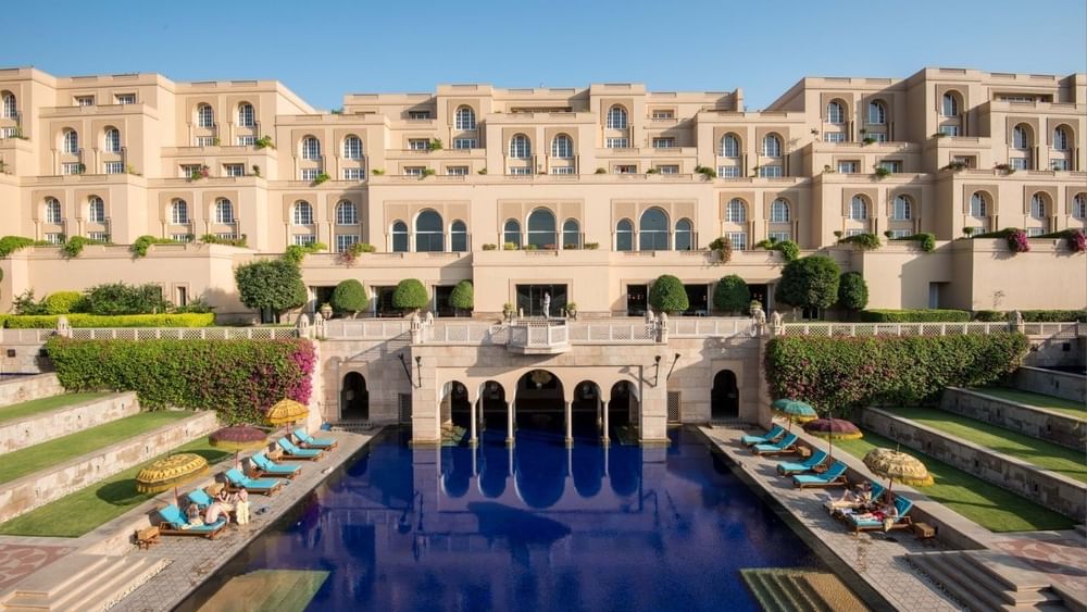 ਟਰੰਪ ਜੂਨੀਅਰ ਦਾ ਇਹ ਆਲੀਸ਼ਾਨ ਨਿਵਾਸ ਕਈ ਸ਼ਾਨਦਾਰ ਸਹੂਲਤਾਂ ਨਾਲ ਲੈਸ ਹੈ, ਜਿਸ ਵਿੱਚ 24-ਘੰਟੇ ਸਮਰਪਿਤ ਬਟਲਰ ਸੇਵਾ, ਕਮਰੇ ਵਿੱਚ ਸ਼ਾਨਦਾਰ ਸਹੂਲਤਾਂ ਅਤੇ 24-ਘੰਟੇ ਖਾਣਾ ਸ਼ਾਮਲ ਹੈ। ਇਹ ਹੋਟਲ ਤਾਜ ਮਹਿਲ ਤੋਂ ਸਿਰਫ਼ 600 ਮੀਟਰ ਦੀ ਦੂਰੀ 'ਤੇ ਸਥਿਤ ਹੈ, ਜੋ ਇਸਦੀ ਵਿਸ਼ੇਸ਼ਤਾ ਨੂੰ ਹੋਰ ਵਧਾਉਂਦਾ ਹੈ।