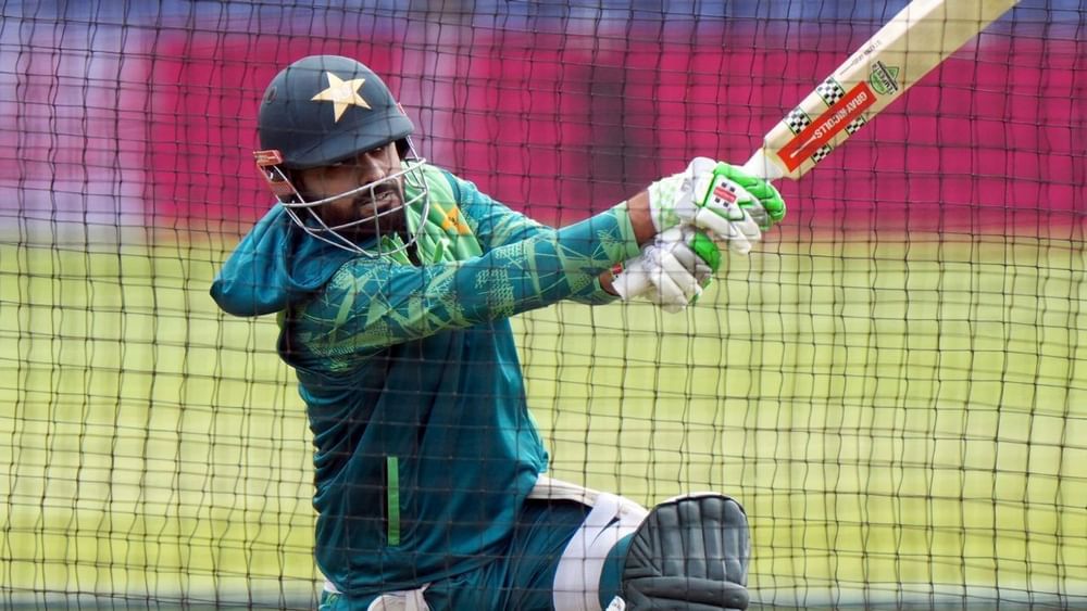 ਬਾਬਰ ਆਜ਼ਮ ਨੇ 52 ਗੇਂਦਾਂ ਵਿੱਚ 74 ਦੌੜਾਂ ਬਣਾਈਆਂ, ਜਿਸ ਵਿੱਚ ਸੱਤ ਚੌਕੇ ਅਤੇ ਦੋ ਛੱਕੇ ਸ਼ਾਮਲ ਸਨ। ਇਹ ਟੀ-20 ਅੰਤਰਰਾਸ਼ਟਰੀ ਮੈਚਾਂ ਵਿੱਚ ਬਾਬਰ ਆਜ਼ਮ ਦਾ 38ਵਾਂ ਅਰਧ ਸੈਂਕੜਾ ਸੀ, ਅਤੇ ਪਾਕਿਸਤਾਨੀ ਬੱਲੇਬਾਜ਼ ਨੇ ਭਾਰਤ ਦੇ ਸਾਬਕਾ ਸਟਾਰ ਵਿਰਾਟ ਕੋਹਲੀ ਦੇ ਸਭ ਤੋਂ ਵੱਧ ਅਰਧ ਸੈਂਕੜਿਆਂ ਦੇ ਰਿਕਾਰਡ ਦੀ ਬਰਾਬਰੀ ਕੀਤੀ। (ਫੋਟੋ: ਪੀਟੀਆਈ)