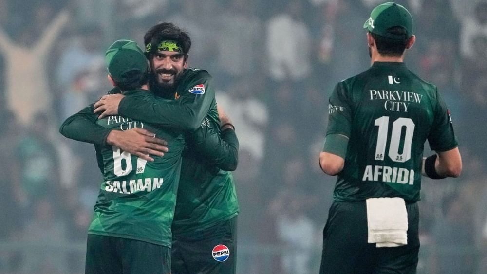 ਹਾਲ ਹੀ ਵਿੱਚ ਪਾਕਿਸਤਾਨ ਦੀ ਟੀ-20 ਟੀਮ ਵਿੱਚ ਵਾਪਸੀ ਕਰਨ ਵਾਲੇ ਬਾਬਰ ਨੇ ਹਾਲ ਹੀ ਵਿੱਚ ਇਸ ਫਾਰਮੈਟ ਵਿੱਚ ਸਭ ਤੋਂ ਵੱਧ ਦੌੜਾਂ ਬਣਾਉਣ ਦਾ ਸਾਬਕਾ ਭਾਰਤੀ ਕਪਤਾਨ ਰੋਹਿਤ ਸ਼ਰਮਾ ਦਾ ਰਿਕਾਰਡ ਤੋੜਿਆ ਹੈ। ਰੋਹਿਤ ਨੇ 151 ਪਾਰੀਆਂ ਵਿੱਚ 4231 ਦੌੜਾਂ ਬਣਾਈਆਂ ਸਨ, ਜਦੋਂ ਕਿ ਬਾਬਰ ਨੇ ਹੁਣ 127 ਪਾਰੀਆਂ ਵਿੱਚ 4392 ਦੌੜਾਂ ਬਣਾਈਆਂ ਹਨ। (ਫੋਟੋ: ਪੀਟੀਆਈ)