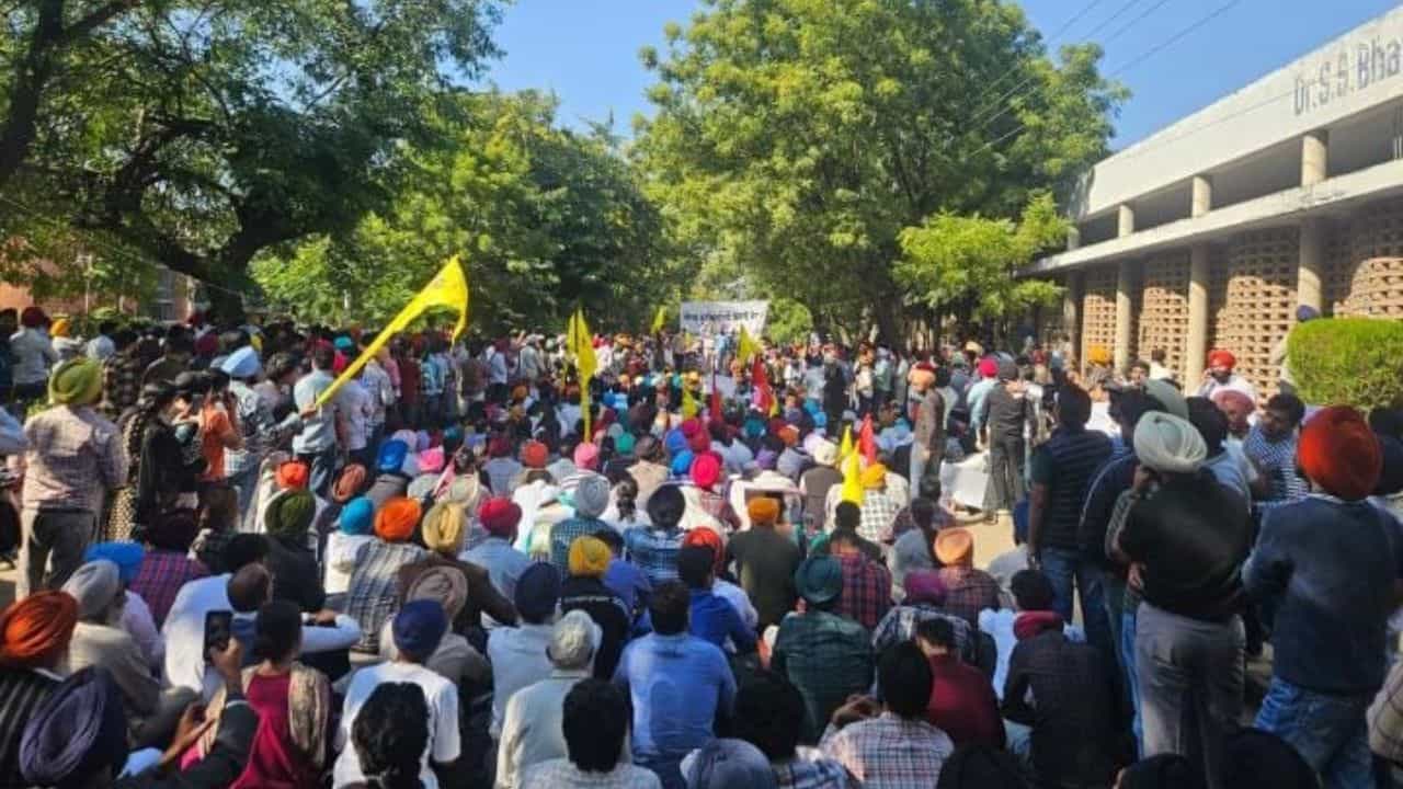Panjab University: ਵਿਦਿਆਰਥੀਆਂ ਦੀ ਵੱਡੀ ਜਿੱਤ, ਪੰਜਾਬ ਯੂਨੀਵਰਸਿਟੀ ਸੈਨੇਟ ਚੋਣਾਂ ਦਾ ਨੋਟੀਫਿਕੇਸ਼ਨ ਜਾਰੀ, ਲਗਾਤਾਰ ਧਰਨਾ ਦੇ ਰਹੇ ਹਨ ਸਟੂਡੈਂਟਸ