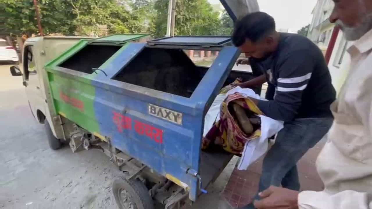 ਇਨਸਾਨੀਅਤ ਸ਼ਰਮਸਾਰ! ਫਗਵਾੜਾ ਚ ਲਾਸ਼ ਨੂੰ ਨਹੀਂ ਨਸੀਬ ਹੋਈ ਐਂਬੂਲੈਂਸ, ਕੂੜਾ ਚੁੱਕਣ ਵਾਲੇ ਵਾਹਨ ਚ ਲੈ ਕੇ ਗਏ ਸ਼ਮਸ਼ਾਨ