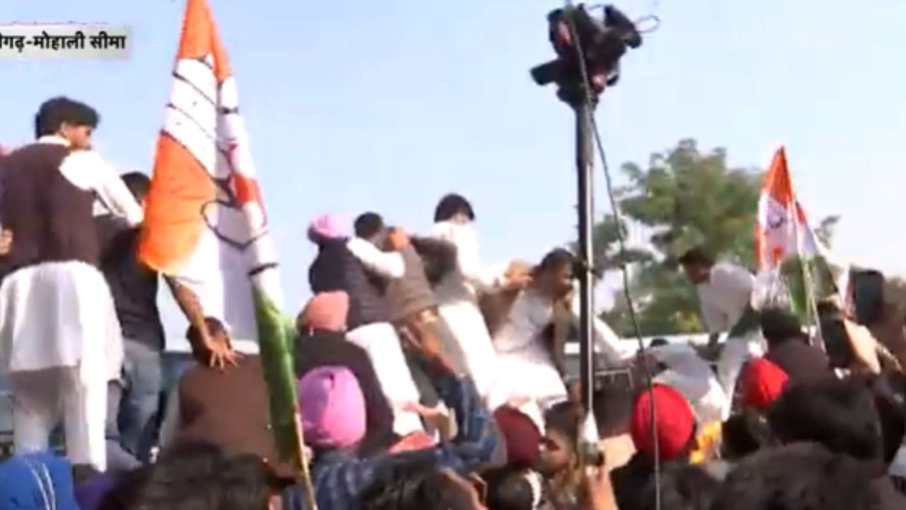 ਗਵਰਨਰ ਹਾਉਸ ਵੱਲ ਜਾ ਰਹੇ ਕਾਂਗਰਸੀ ਆਗੂਆਂ ਨੂੰ ਪੁਲਿਸ ਨੇ ਰੋਕਿਆ; ਨਰਾਜ ਆਗੂਆਂ ਨੇ ਤੋੜੇ ਬੈਰੀਕੇਡ