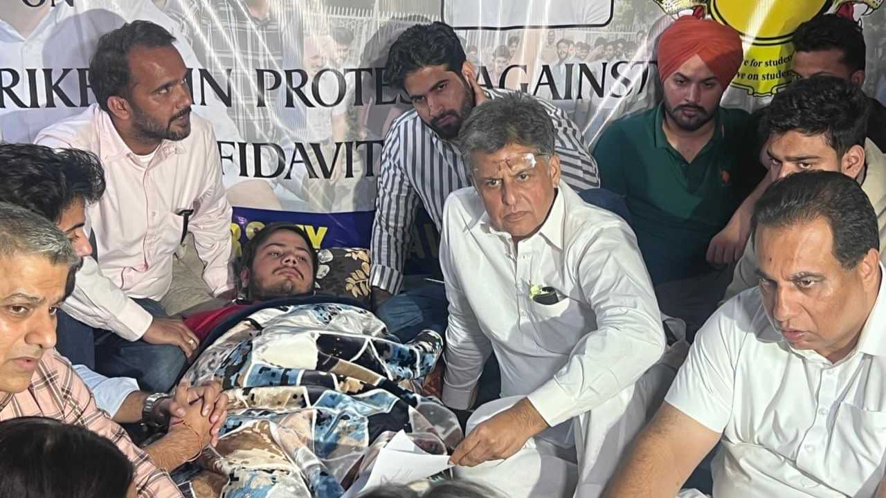 PU ਚ ਪੁਲਿਸ ਤੇ ਵਿਦਿਆਰਥੀਆਂ ਵਿਚਾਲੇ ਝੜਪ: ਐਫਿਡੇਵਿਟ ਖਿਲਾਫ ਮਰਨ ਵਰਤ ਜਾਰੀ, ਕੈਂਪਸ ਚ ਹੋਈ ਨਾਅਰੇਬਾਜ਼ੀ PU ਚ ਪੁਲਿਸ ਤੇ ਵਿਦਿਆਰਥੀਆਂ ਵਿਚਾਲੇ ਝੜਪ: ਐਫਿਡੇਵਿਟ ਖਿਲਾਫ ਮਰਨ ਵਰਤ ਜਾਰੀ, ਕੈਂਪਸ ਚ ਹੋਈ ਨਾਅਰੇਬਾਜ਼ੀ