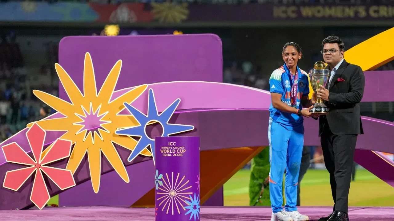 ਪਰ ਇਹ ਟਰਾਫੀ ਟੀਮ ਤੋਂ ਵਾਪਸ ਲੈ ਲਈ ਜਾਵੇਗੀ। ਇਸਦੀ ਵਜ੍ਹਾ ਹੈ ਆਈਸੀਸੀ ਦਾ ਇੱ ਨਿਯਮ। ਆਈਸੀਸੀ ਟੂਰਨਾਮੈਂਟ ਜਿੱਤਣ ਵਾਲੀ ਕਿਸੇ ਵੀ ਟੀਮ ਨੂੰ ਅਸਲ ਟਰਾਫੀ ਨਹੀਂ ਦਿੱਤੀ ਜਾਂਦੀ। ਇਸਦੀ ਥਾਂ 'ਤੇ ਇੱਕ ਡਮੀ ਜਾਂ ਰੇਪਲਿਕਾ ਟਰਾਫੀ ਦਿੱਤੀ ਜਾਂਦੀ ਹੈ।