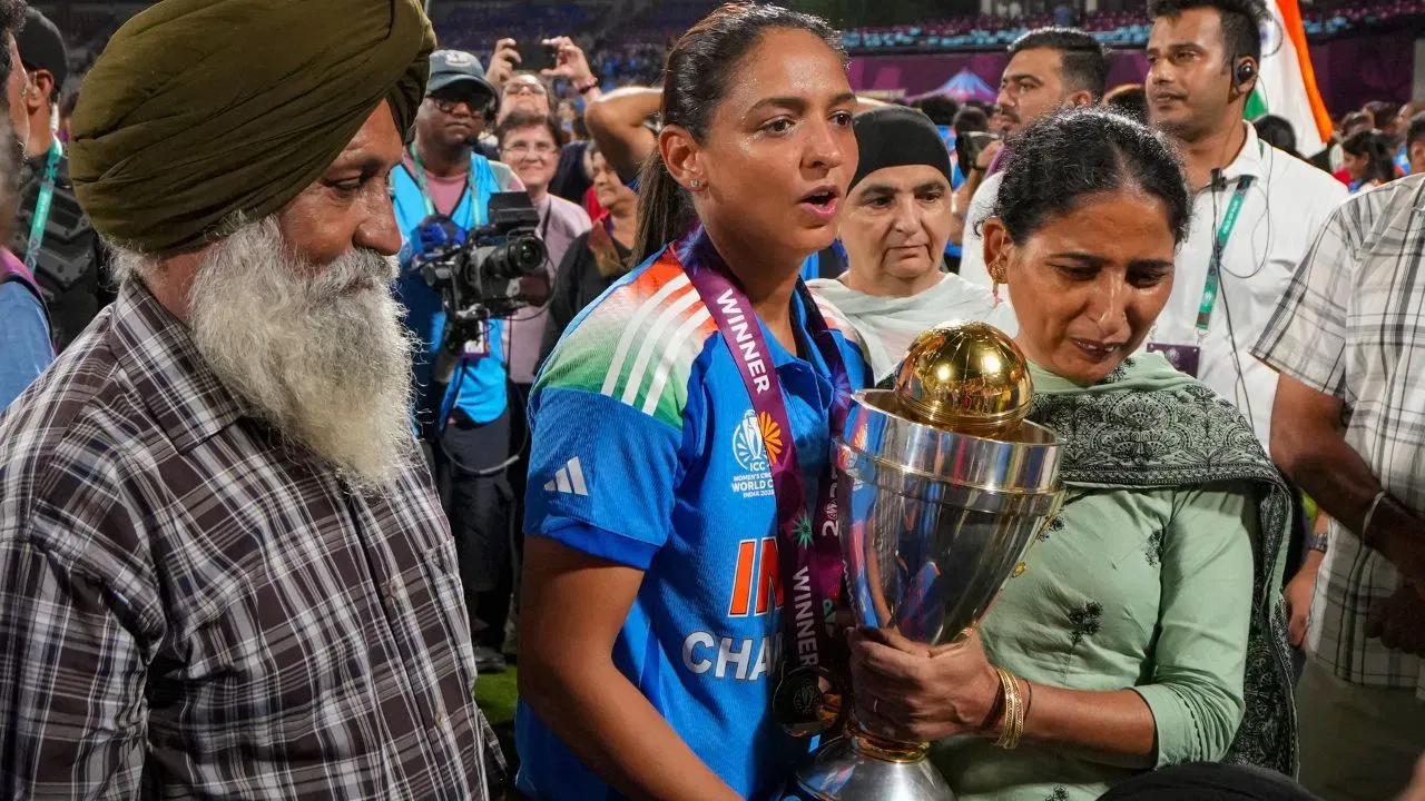 ਅਸਲੀ ਟਰਾਫੀ ICC ਪੁਰਸਕਾਰ ਸਮਾਰੋਹ ਜਾਂ ਫੋਟੋਸ਼ੂਟ ਲਈ ਦਿੰਦਾ ਹੈ, ਉਸ ਤੋਂ ਬਾਅਦ ਉਸਨੂੰ ਵਾਪਸ ਲੈ ਲੈਂਦਾ ਹੈ। ਆਈਸੀਸੀ ਦੇ ਇਸ ਫੈਸਲੇ ਦੇ ਪਿੱਛੇ ਬਹੁਤ ਵੱਡੀ ਵਜ੍ਹਾ ਹੈ।