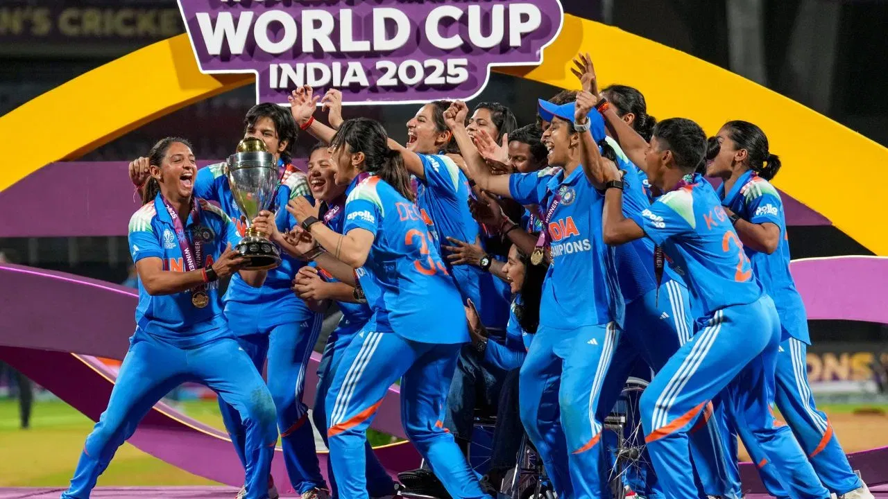 ICC ਜੇਤੂ ਟੀਮ ਨੂੰ ਇੱਕ ਡਮੀ ਟਰਾਫੀ ਪ੍ਰਦਾਨ ਕਰਦਾ ਹੈ ਜੋ ਬਿਲਕੁਲ ਅਸਲੀ ਟਰਾਫੀ ਵਰਗੀ ਦਿਖਾਈ ਦਿੰਦੀ ਹੈ, ਜਿਸ ਵਿੱਚ ਸੋਨਾ ਅਤੇ ਚਾਂਦੀ ਦਾ ਵੀ ਇਸਤੇਮਾਲ ਹੁੰਦਾ ਹੈ।