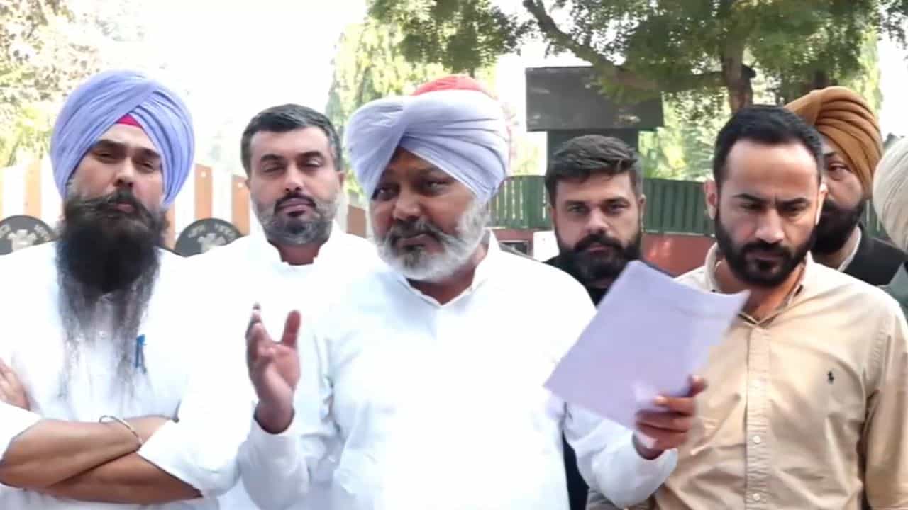PU ਸੈਨੇਟ ਤੇ ਸਿੰਡੀਕੇਟ ਮੁੱਦੇ ਤੇ AAP ਵਫ਼ਦ ਦੀ ਗਵਰਨਰ ਨਾਲ ਮੁਲਾਕਾਤ, ਬੋਲੇ- ਕੇਂਦਰ ਲੋਕਤੰਤਰ ਦੀ ਪ੍ਰਣਾਲੀ ਨੂੰ ਕਮਜ਼ੋਰ ਕਰਨਾ ਚਾਹੁੰਦੀ PU ਸੈਨੇਟ ਤੇ ਸਿੰਡੀਕੇਟ ਮੁੱਦੇ ਤੇ AAP ਵਫ਼ਦ ਦੀ ਗਵਰਨਰ ਨਾਲ ਮੁਲਾਕਾਤ, ਬੋਲੇ- ਕੇਂਦਰ ਲੋਕਤੰਤਰ ਦੀ ਪ੍ਰਣਾਲੀ ਨੂੰ ਕਮਜ਼ੋਰ ਕਰਨਾ ਚਾਹੁੰਦੀ