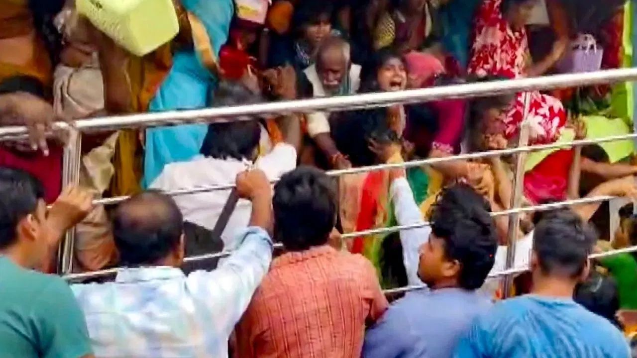 ਆਉਣ-ਜਾਉਣ ਦਾ ਇੱਕੋ ਹੀ ਰਾਹ, ਭਾਜੜ ਨਾਲ ਸ਼ਰਧਾਲੂਆਂ ਦੇ ਸਾਹ ਘੁੱਟੇ... ਵੈਂਕਟੇਸ਼ਵਰ ਮੰਦਰ ਹਾਦਸੇ ਬਾਰੇ ਜਾਣੋ ਸਭ ਕੁਝ