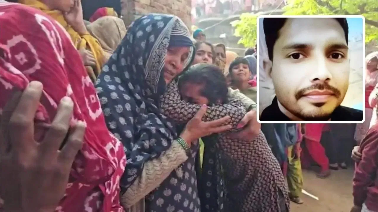 ਦਿੱਲੀ ਕਾਰ ਧਮਾਕੇ ਵਿੱਚ ਮਾਰੇ ਗਏ ਇੱਕ ਵਿਅਕਤੀ ਦੀ ਪਛਾਣ ਅਮਰੋਹਾ ਜ਼ਿਲ੍ਹੇ ਦੇ ਹਸਨਪੁਰ ਮੰਗਰੋਲਾ ਦੇ ਰਹਿਣ ਵਾਲੇ ਅਸ਼ੋਕ ਕੁਮਾਰ ਵਜੋਂ ਹੋਈ ਹੈ। ਅਸ਼ੋਕ ਦਿੱਲੀ ਟਰਾਂਸਪੋਰਟ ਕਾਰਪੋਰੇਸ਼ਨ (ਡੀਟੀਸੀ) ਲਈ ਕੰਟਰੈਕਟ ਕੰਡਕਟਰ ਵਜੋਂ ਕੰਮ ਕਰਦੇ ਸਨ। ਉਨ੍ਹਾਂ ਨੂੰ ਇਹ ਨੌਕਰੀ ਲਗਭਗ ਨੌਂ ਸਾਲ ਪਹਿਲਾਂ ਮਿਲੀ ਸੀ। ਪਿਛਲੇ ਤਿੰਨ ਸਾਲਾਂ ਤੋਂ, ਉਹ ਆਪਣੀ ਪਤਨੀ ਅਤੇ ਤਿੰਨ ਬੱਚਿਆਂ ਨਾਲ ਦਿੱਲੀ ਦੇ ਜਗਤਪੁਰ ਇਲਾਕੇ ਵਿੱਚ ਕਿਰਾਏ ਦੇ ਮਕਾਨ ਵਿੱਚ ਰਹਿ ਰਹੇ ਸਨ। ਉਹ ਉਸ ਸ਼ਾਮ ਕੰਮ ਤੋਂ ਵਾਪਸ ਪਰਤ ਰਹੇ ਸਨ ਜਦੋਂ ਉਹ ਇਹ ਮੰਦਭਾਗੇ ਹਾਦਸੇ ਦਾ ਸ਼ਿਕਾਰ ਹੋ ਗਏ।