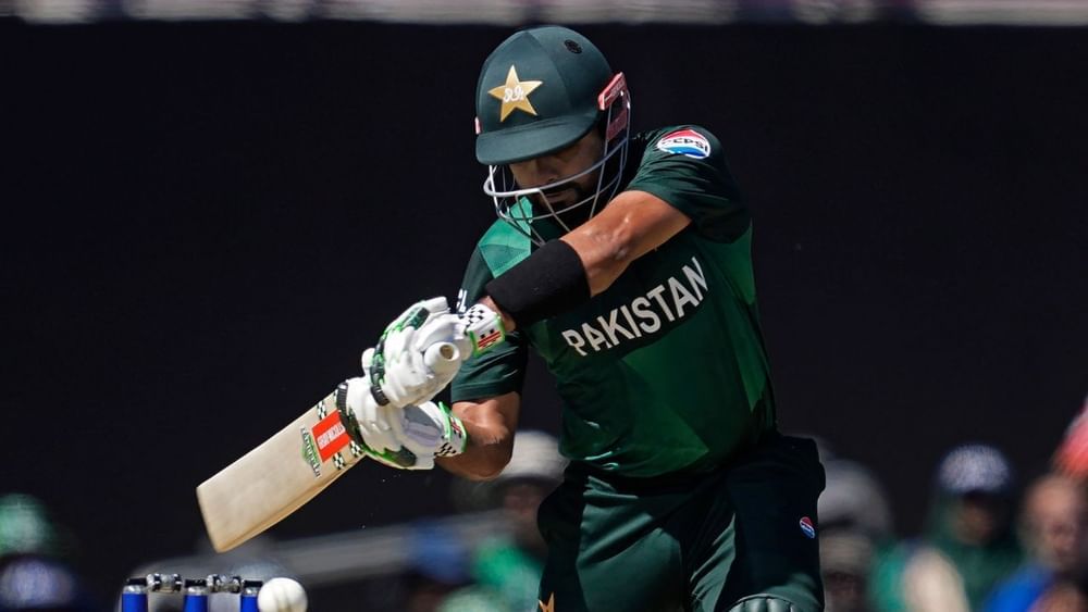 ਮੈਚ ਦੀ ਗੱਲ ਕਰੀਏ ਤਾਂ ਪਾਕਿਸਤਾਨ ਨੇ ਜ਼ਿੰਬਾਬਵੇ ਨੂੰ ਆਸਾਨੀ ਨਾਲ 69 ਦੌੜਾਂ ਨਾਲ ਹਰਾਇਆ। ਬਾਬਰ ਤੋਂ ਇਲਾਵਾ, ਸਾਹਿਬਜ਼ਾਦਾ ਫਰਹਾਨ ਨੇ ਪਾਕਿਸਤਾਨ ਲਈ 63 ਦੌੜਾਂ ਬਣਾਈਆਂ, ਜਦੋਂ ਕਿ ਫਖਰ ਜ਼ਮਾਨ ਨੇ ਵੀ ਤੇਜ਼ ਗੇਂਦਬਾਜ਼ੀ ਕਰਦੇ ਹੋਏ 27 ਦੌੜਾਂ ਬਣਾਈਆਂ। ਫਿਰ ਸਪਿਨਰ ਉਸਮਾਨ ਤਾਰਿਕ ਨੇ ਚਾਰ ਵਿਕਟਾਂ ਲਈਆਂ, ਜਿਸ ਵਿੱਚ ਇੱਕ ਸ਼ਾਨਦਾਰ ਹੈਟ੍ਰਿਕ ਸ਼ਾਮਲ ਸੀ, ਕਿਉਂਕਿ ਜ਼ਿੰਬਾਬਵੇ ਸਿਰਫ਼ 126 ਦੌੜਾਂ 'ਤੇ ਢਹਿ ਗਿਆ।