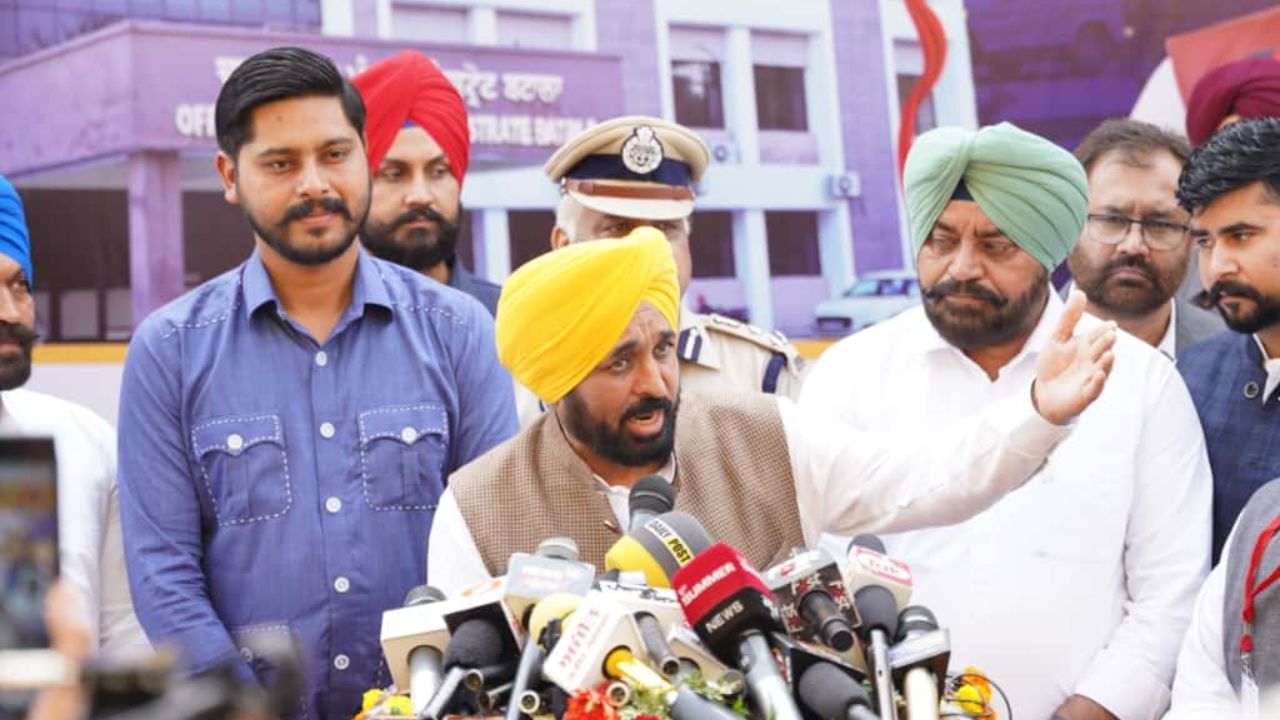 ਪੰਜਾਬ ਯੂਨੀਵਰਸਿਟੀ ਵਿੱਚ ਪਿਛਲੇ ਦਰਵਾਜ਼ੇ ਥਾਈਂ ਦਾਖ਼ਲ ਹੋਣ ਲਈ ਤਰਲੋ-ਮੱਛੀ ਹੋ ਰਹੀ ਕੇਂਦਰ ਸਰਕਾਰ-ਮਾਨ