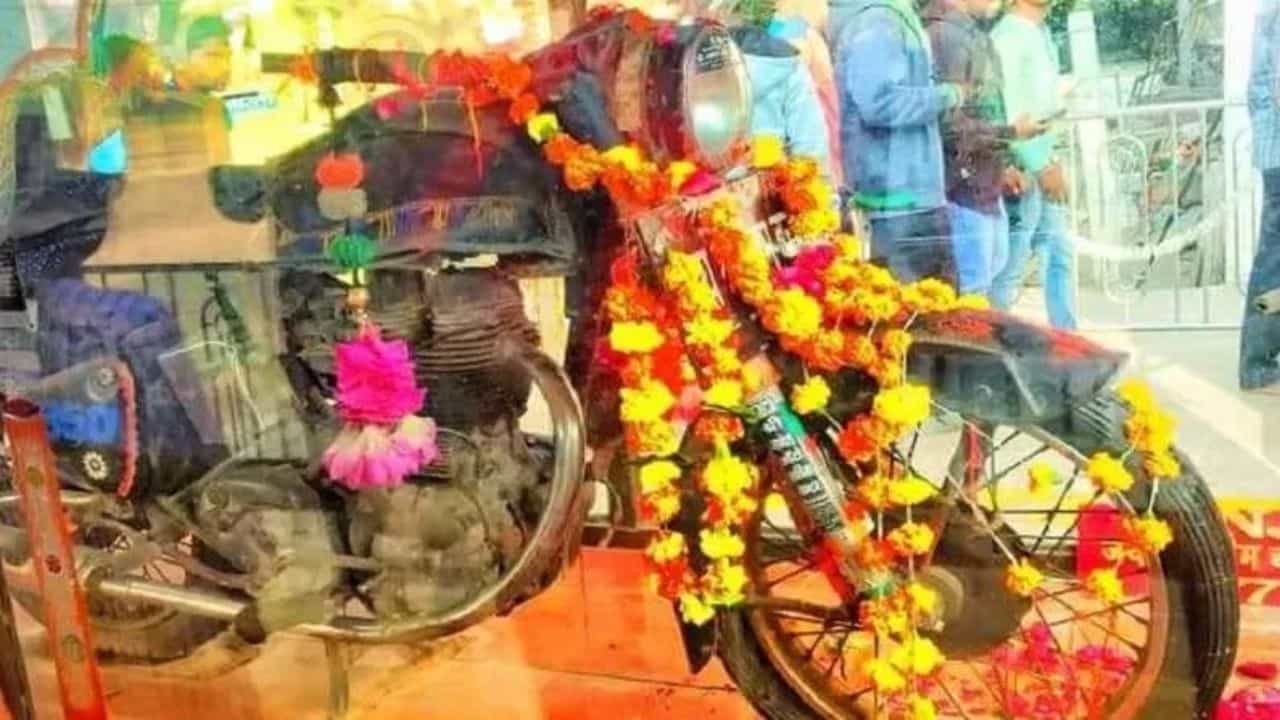 ਇੱਥੇ ਭਗਵਾਨ ਨਹੀਂ, ਬੁਲੇਟ ਦੀ ਹੁੰਦੀ ਹੈ ਪੂਜਾ, ਰਾਜਸਥਾਨ ਦੇ ਇਸ ਮੰਦਰ ਦੀ ਦਿਲਚਸਪ ਕਹਾਣੀ ਦੇਖ ਹੋ ਜਾਓਗੇ ਹੈਰਾਨ ਇੱਥੇ ਭਗਵਾਨ ਨਹੀਂ, ਬੁਲੇਟ ਦੀ ਹੁੰਦੀ ਹੈ ਪੂਜਾ, ਰਾਜਸਥਾਨ ਦੇ ਇਸ ਮੰਦਰ ਦੀ ਦਿਲਚਸਪ ਕਹਾਣੀ ਦੇਖ ਹੋ ਜਾਓਗੇ ਹੈਰਾਨ