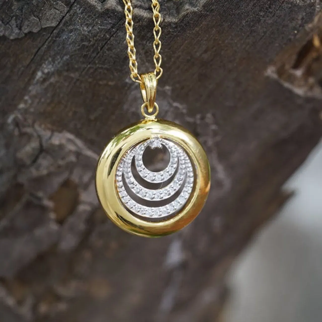 ਇਹ ਪੈਂਡੈਂਟ ਚੇਨ ਡਿਜ਼ਾਈਨ ਬਹੁਤ ਸੁੰਦਰ ਦਿਖਾਈ ਦਿੰਦਾ ਹੈ। ਇਹ ਆਰਟੀਫਿਸ਼ੀਅਲ ਡਾਯਮੰਡ ਸਟਾਈਲ ਵਾਲਾ ਪੈਂਡੈਂਟ ਅਤੇ ਲਾਈਟ ਵੇਟ ਚੇਨ ਲਹਿੰਗੇ, ਸੂਟ ਅਤੇ ਸਾੜੀਆਂ ਵਰਗੇ ਨਸਲੀ ਪਹਿਰਾਵੇ ਦੇ ਨਾਲ-ਨਾਲ ਗਾਊਨ, ਮਿਡੀ ਡਰੈੱਸ ਅਤੇ ਬਾਡੀਕੋਨ ਡਰੈੱਸੇਸ ਨਾਲ ਵੀ ਪਰਫੈਕਟ ਰਹੇਗਾ। ਇਸ ਤਰ੍ਹਾਂ ਦੀ ਇੱਕ ਸਿੰਪਲ ਪੈਂਡੈਂਟ ਚੇਨ ਸਿੰਪਲ ਲੁੱਕ ਨੂੰ ਕਲਾਸੀ ਬਣਾਉਣ ਲਈ ਪਰਫੈਕਟ ਹੈ।( Credit : Pexels )