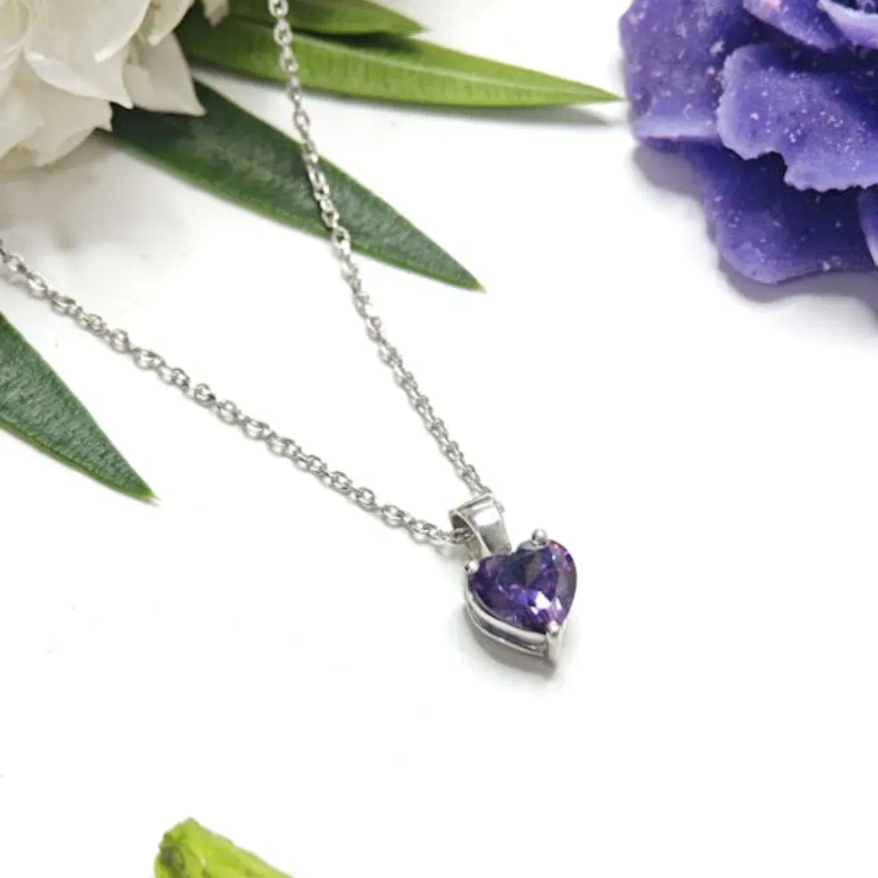 ਇਸ ਪੈਂਡੈਂਟ ਵਿੱਚ ਹਾਰਟ ਸਟਾਈਲ ਵਿੱਚ ਸਟੋਨ ਬਣਿਆ ਹੋਇਆ ਹੈ, ਜੋ ਬਹੁਤ ਹੀ ਸੁੰਦਰ ਲੱਗ ਰਿਹਾ ਹੈ। ਤੁਸੀਂ ਇਸ ਸਟਾਈਲ ਵਿੱਟ ਆਰਟੀਫਿਸ਼ੀਅਲ ਡਾਯਮੰਡ ਸਟਾਈਲ ਵਿੱਚ ਸੁਕਾਇਰ, ਹਾਰ ਸਟਾਈਲ ਅਤੇ ਗੋਲ ਵਿੱਚ ਨਕਲੀ ਹੀਰੇ ਦੇ ਪੈਂਡੈਂਟ ਲੱਭ ਸਕਦੇ ਹੋ, ਜੋ ਤੁਹਾਨੂੰ ਕਲਾਸੀ ਦਿੱਖ ਦਿੰਦਾ ਹੈ। ਤੁਸੀਂ ਇਸਨੂੰ ਪਾਰਟੀ ਦੇ ਨਾਲ-ਨਾਲ ਡੇਲੀ ਵੀਅਰ ਵਿੱਚ ਵੀ ਕੈਰੀ ਕਰ ਸਕਦੇ ਹੋ।