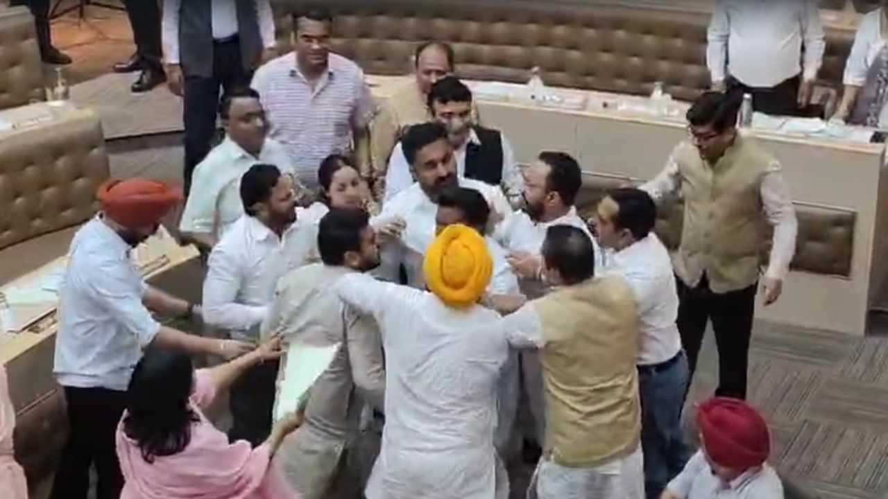 ਚੰਡੀਗੜ੍ਹ ਨਗਰ-ਨਿਗਮ ਬੈਠਕ ਚ ਭਿੜੇ ਕੌਂਸਲਰ, ਬਾਕੀ ਆਗੂਆਂ ਨੇ ਕੀਤਾ ਬਚਾਅ, Video ਚੰਡੀਗੜ੍ਹ ਨਗਰ-ਨਿਗਮ ਬੈਠਕ ਚ ਭਿੜੇ ਕੌਂਸਲਰ, ਬਾਕੀ ਆਗੂਆਂ ਨੇ ਕੀਤਾ ਬਚਾਅ, Video