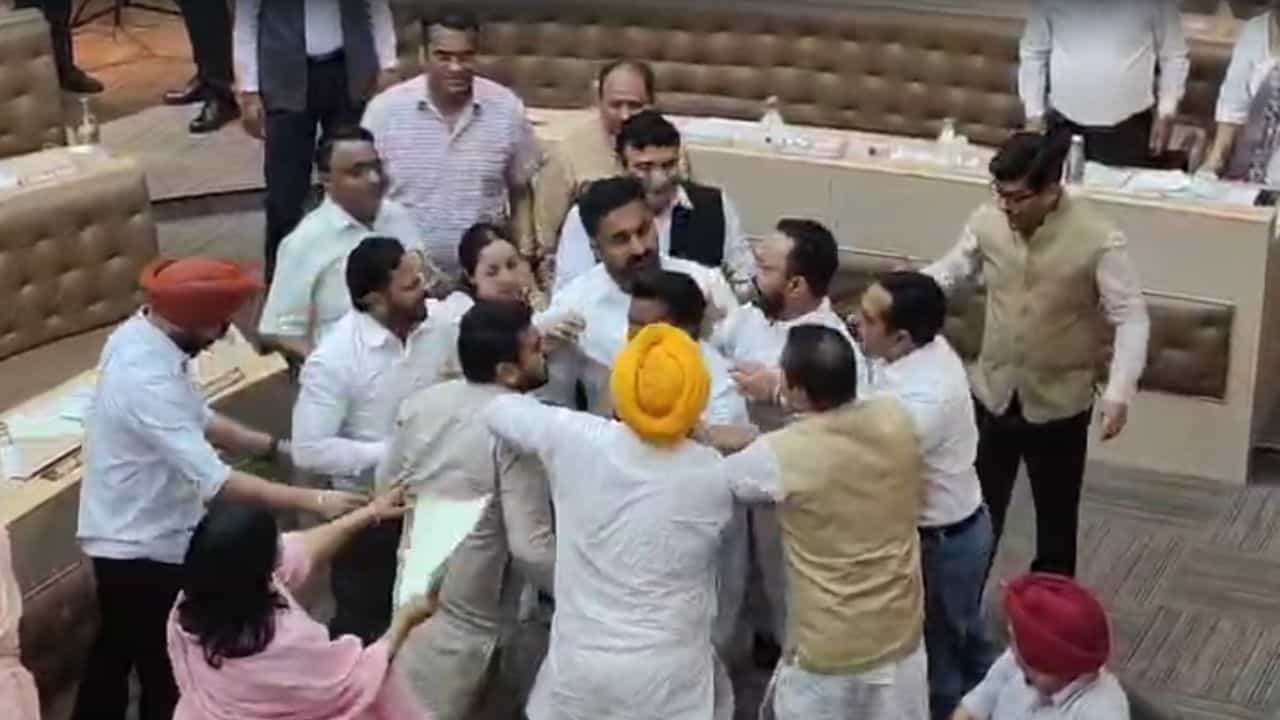 ਚੰਡੀਗੜ੍ਹ ਨਗਰ-ਨਿਗਮ ਬੈਠਕ ਚ ਭਿੜੇ ਕੌਂਸਲਰ, ਬਾਕੀ ਆਗੂਆਂ ਨੇ ਕੀਤਾ ਬਚਾਅ, Video ਚੰਡੀਗੜ੍ਹ ਨਗਰ-ਨਿਗਮ ਬੈਠਕ ਚ ਭਿੜੇ ਕੌਂਸਲਰ, ਬਾਕੀ ਆਗੂਆਂ ਨੇ ਕੀਤਾ ਬਚਾਅ, Video