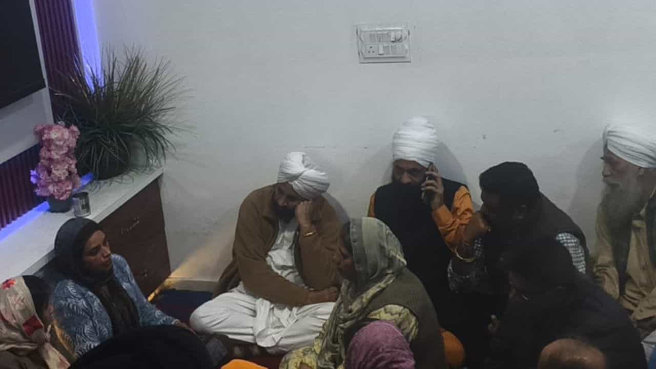 ਪੰਜਾਬ ਪੁਲਿਸ ਦੇ ਮੁਲਾਜ਼ਮ ਲਾਸ਼ ਨਾਲ ਚਾਹ ਪੀਂਦੇ ਰਹੇ... ਜਲੰਧਰ ਮਾਮਲੇ ਚ ਸਾਂਸਦ ਚੰਨੀ ਦੇ ਇਲਜ਼ਾਮ ਪੰਜਾਬ ਪੁਲਿਸ ਦੇ ਮੁਲਾਜ਼ਮ ਲਾਸ਼ ਨਾਲ ਚਾਹ ਪੀਂਦੇ ਰਹੇ... ਜਲੰਧਰ ਮਾਮਲੇ ਚ ਸਾਂਸਦ ਚੰਨੀ ਦੇ ਇਲਜ਼ਾਮ