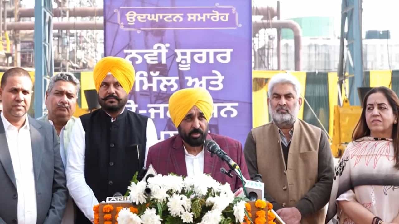 ਮੁੱਖ ਮੰਤਰੀ ਮਾਨ ਦਾ ਗੁਰਦਾਸਪੁਰ ਦੌਰਾ, ਸ਼ੂਗਰ ਮਿੱਲ ਦਾ ਉਦਘਾਟਨ ਤੇ ਹੜ੍ਹ ਪੀੜਤਾਂ ਨੂੰ ਘਰ ਉਸਾਰੀ ਲਈ ਵੰਡੇ ਮਨਜ਼ੂਰੀ ਪੱਤਰ