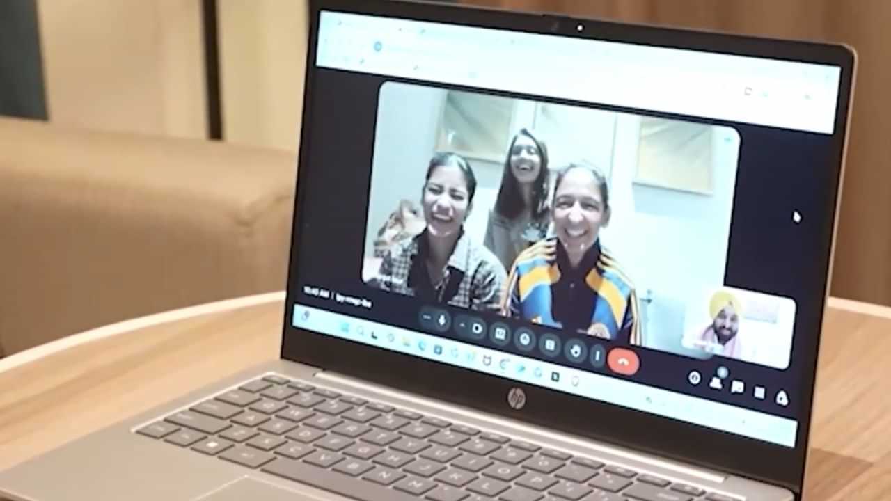 ਸੀਐਮ ਮਾਨ ਨੇ ਮਹਿਲਾ ਕ੍ਰਿਕਟਰਾਂ ਨੂੰ ਵੀਡੀਓ ਕਾਲ ਕਰ ਦਿੱਤੀ ਵਧਾਈ, ਬੋਲੇ- ਮੈਂ ਰੋਮਾਂਚਕ ਮੈਚ ਦੀ ਇਕੱਲੀ-ਇਕੱਲੀ ਬਾਲ ਦੇਖੀ ਸੀਐਮ ਮਾਨ ਨੇ ਮਹਿਲਾ ਕ੍ਰਿਕਟਰਾਂ ਨੂੰ ਵੀਡੀਓ ਕਾਲ ਕਰ ਦਿੱਤੀ ਵਧਾਈ, ਬੋਲੇ- ਮੈਂ ਰੋਮਾਂਚਕ ਮੈਚ ਦੀ ਇਕੱਲੀ-ਇਕੱਲੀ ਬਾਲ ਦੇਖੀ