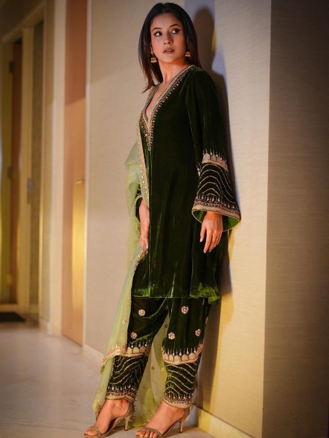 ਵੈਡਿੰਗ ਸੀਜ਼ਨ ਲਈ ਵੈਲਵੇਟ ਸੂਟ ਡਿਜ਼ਾਈਨ