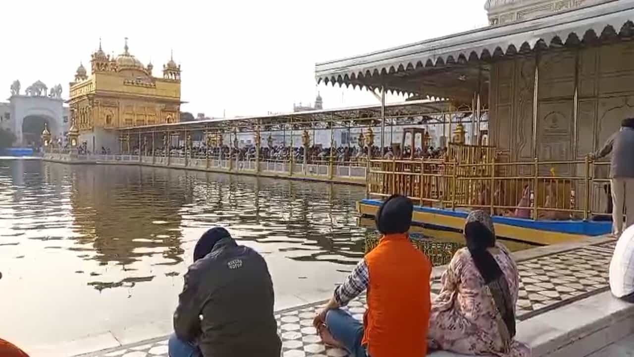 ਦੇਸ਼-ਵਿਦੇਸ਼ ਤੋਂ ਸੰਗਤਾਂ ਸ੍ਰੀ ਦਰਬਾਰ ਸਾਹਿਬ ਵਿਖੇ ਨਤਮਸਤਕ, ਰਾਤ ਨੂੰ ਹੋਵੇਗੀ ਦੀਪਮਾਲਾ ਤੇ ਆਤਸ਼ਬਾਜ਼ੀ ਦੇਸ਼-ਵਿਦੇਸ਼ ਤੋਂ ਸੰਗਤਾਂ ਸ੍ਰੀ ਦਰਬਾਰ ਸਾਹਿਬ ਵਿਖੇ ਨਤਮਸਤਕ, ਰਾਤ ਨੂੰ ਹੋਵੇਗੀ ਦੀਪਮਾਲਾ ਤੇ ਆਤਸ਼ਬਾਜ਼ੀ