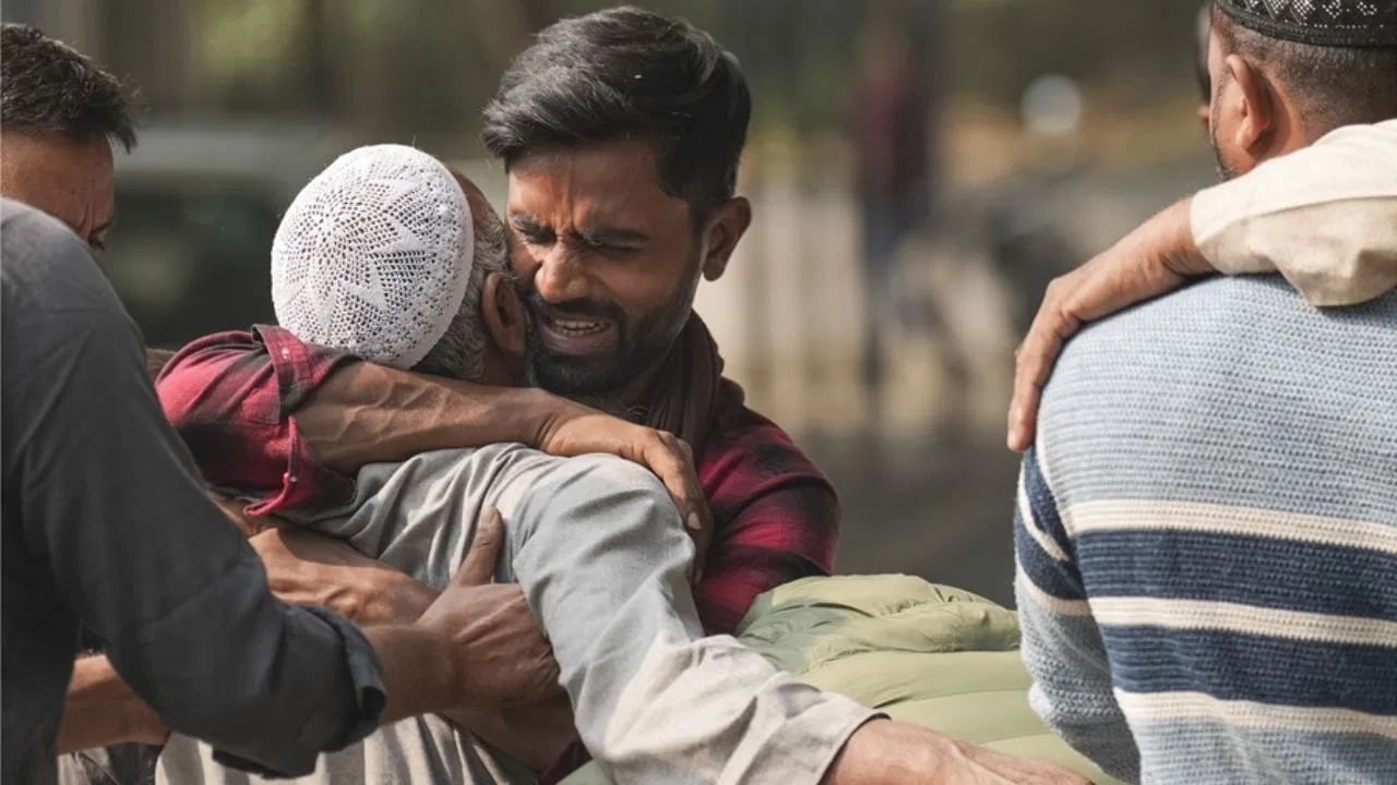 ਟੈਟੂ, ਕਮੀਜ਼ਾਂ ਤੇ ਸਰੀਰ ਦੇ ਚੀਥੜੇ ਨਾਲ ਪਛਾਣੇ ਆਪਣੇ... ਦਿੱਲੀ ਧਮਾਕੇ ਦਾ ਭਿਆਨਕ ਦ੍ਰਿਸ਼