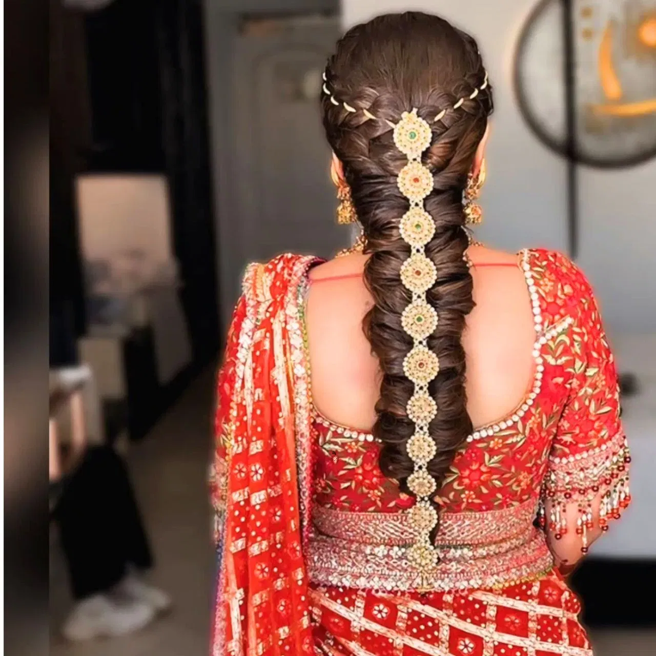 ਜੇਕਰ ਤੁਸੀਂ ਇੱਕ ਗੁੱਤ ਬਣਾਉਣ ਦਾ ਸੋਚ ਰਹੇ ਹੋ ਤਾਂ ਇਸ ਹੇਅਰ ਸਟਾਈਲ ਨੂੰ ਵੀ ਚੁਣ ਸਕਦੇ ਹੋ। ਇਸ ਵਿੱਚ ਗੋਲਡਨ ਗੁੱਤ ਫਲਾਵਰ ਐਕਸਸਰੀਜ ਲਗਾਈ ਗਈ ਹੈ, ਜੋ ਇਸਨੂੰ ਪਰਫੈਕਟ ਬ੍ਰਾਈਡਲ ਲੁੱਕ ਦੇ ਰਹੀ ਹੈ। ਅੱਗੇ ਤੋਂ ਫ੍ਰੈਂਚ ਕਰਦੇ ਹੋਏ ਇਸ ਗੁੱਤ ਨੂੰ ਫਿਸ਼ਟੇਲ ਡਿਜ਼ਾਈਨ ਦਿੱਤਾ ਗਿਆ ਹੈ। (Credit: glow_up_beauty_2929/Instagram)