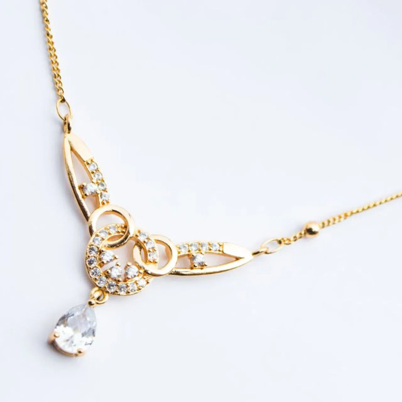 ਪੈਂਡੈਂਟ ਦਾ ਇਹ ਡਿਜ਼ਾਈਨ ਸ਼ਾਨਦਾਰ ਲੱਗ ਰਿਹਾ ਹੈ। ਵਿਆਹੀਆਂ ਔਰਤਾਂ ਇਸ ਡਿਜ਼ਾਈਨ ਤੋਂ ਆਇਡੀਆ ਲੈ ਸਕਦੀਆਂ ਹਨ। ਇਹ ਉਨ੍ਹਾਂ ਲਈ ਪਰਫੈਕਟ ਰਹੇਗਾ। ਤੁਸੀਂ ਇਸਨੂੰ ਥੋੜ੍ਹਾ ਹੈਵੀ ਈਅਰਿੰਗਜ ਨਾਲ ਵੀ ਪੇਅਰ ਕਰ ਸਕਦੇ ਹੋ, ਜਿਸ ਨਾਲ ਤੁਹਾਨੂੰ ਸ਼ਾਨਦਾਰ ਲੁੱਕ ਮਿਲੇਗਾ।